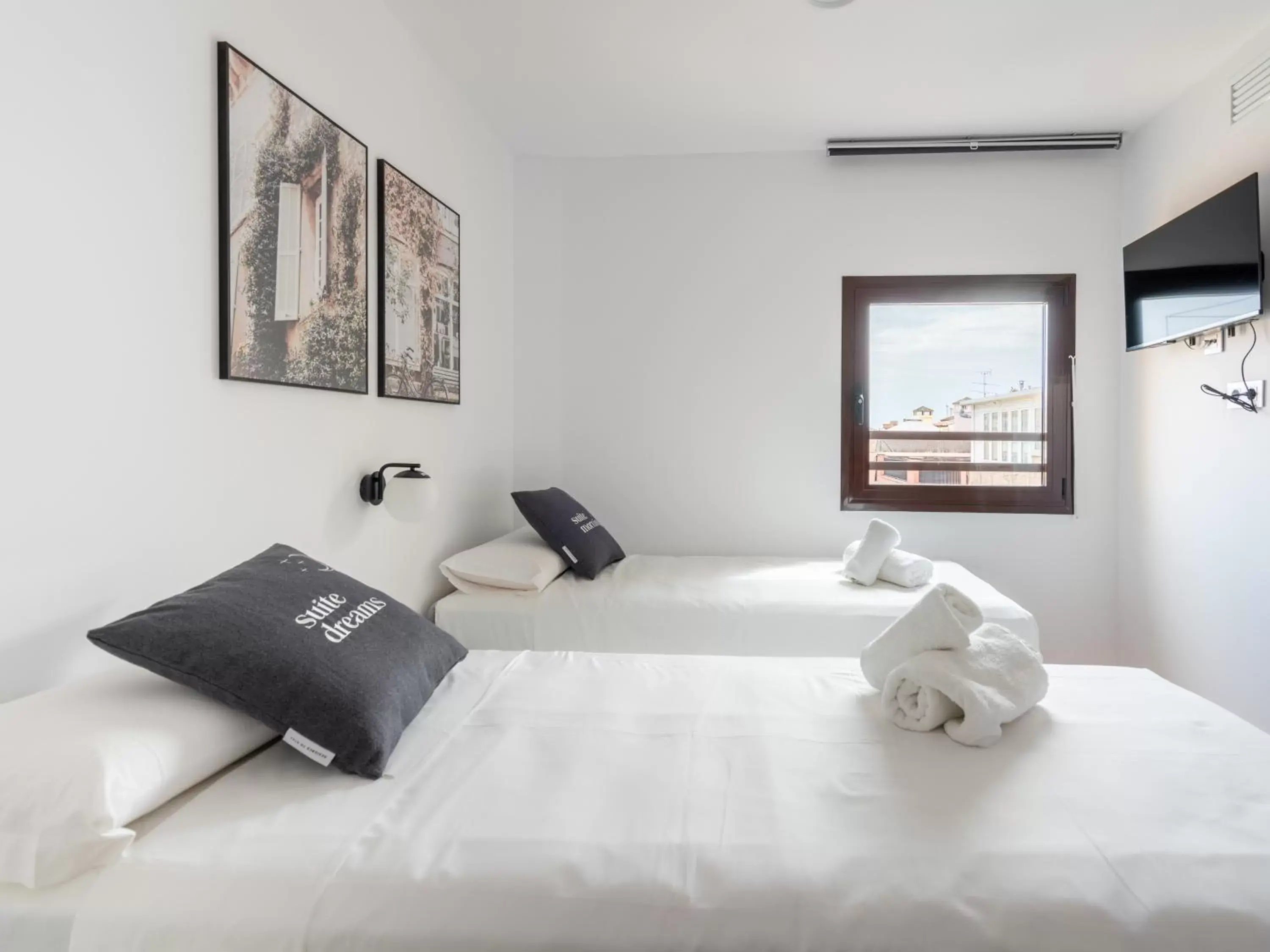 Bed in limehome Barcelona Carrer de Fontcoberta - Digital Access