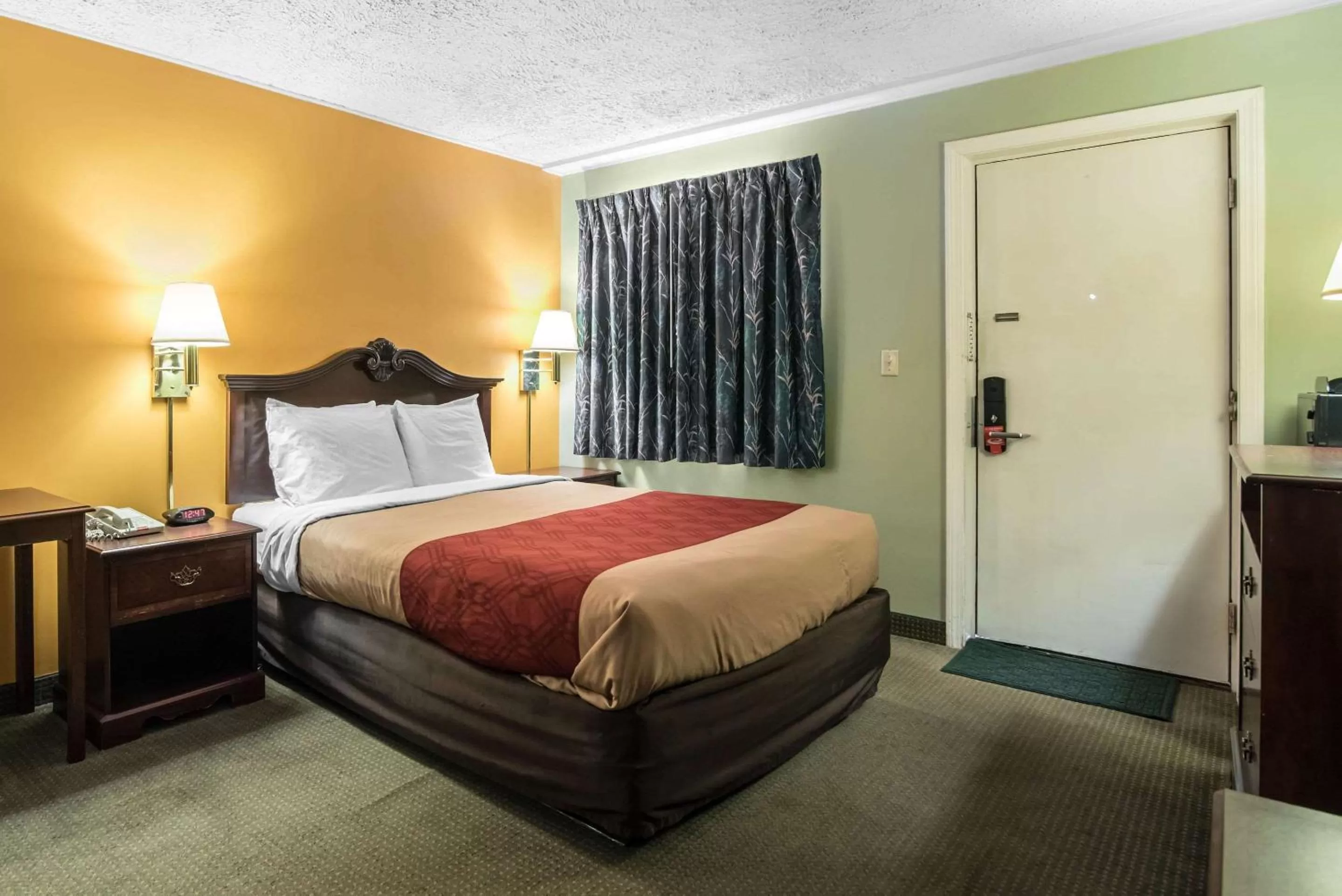 Photo of the whole room, Bed in Econo Lodge