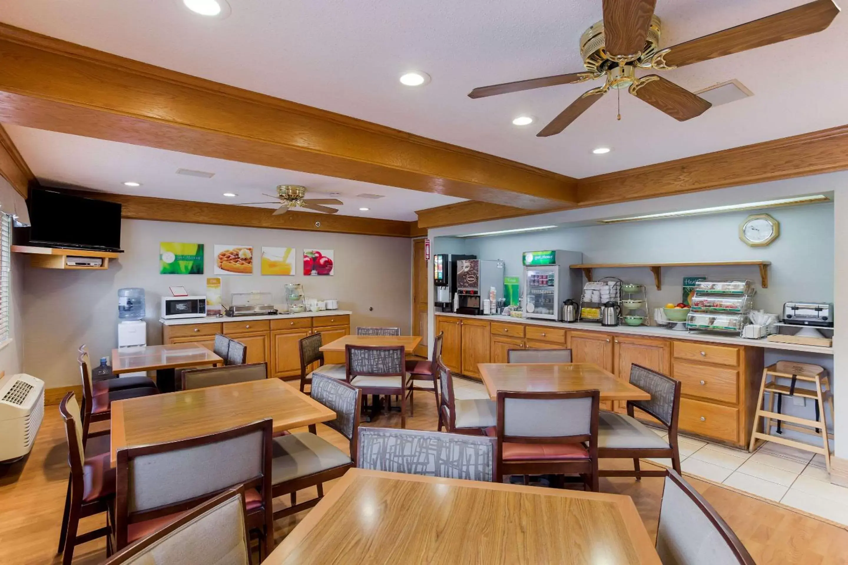 Restaurant/Places to Eat in Quality Inn