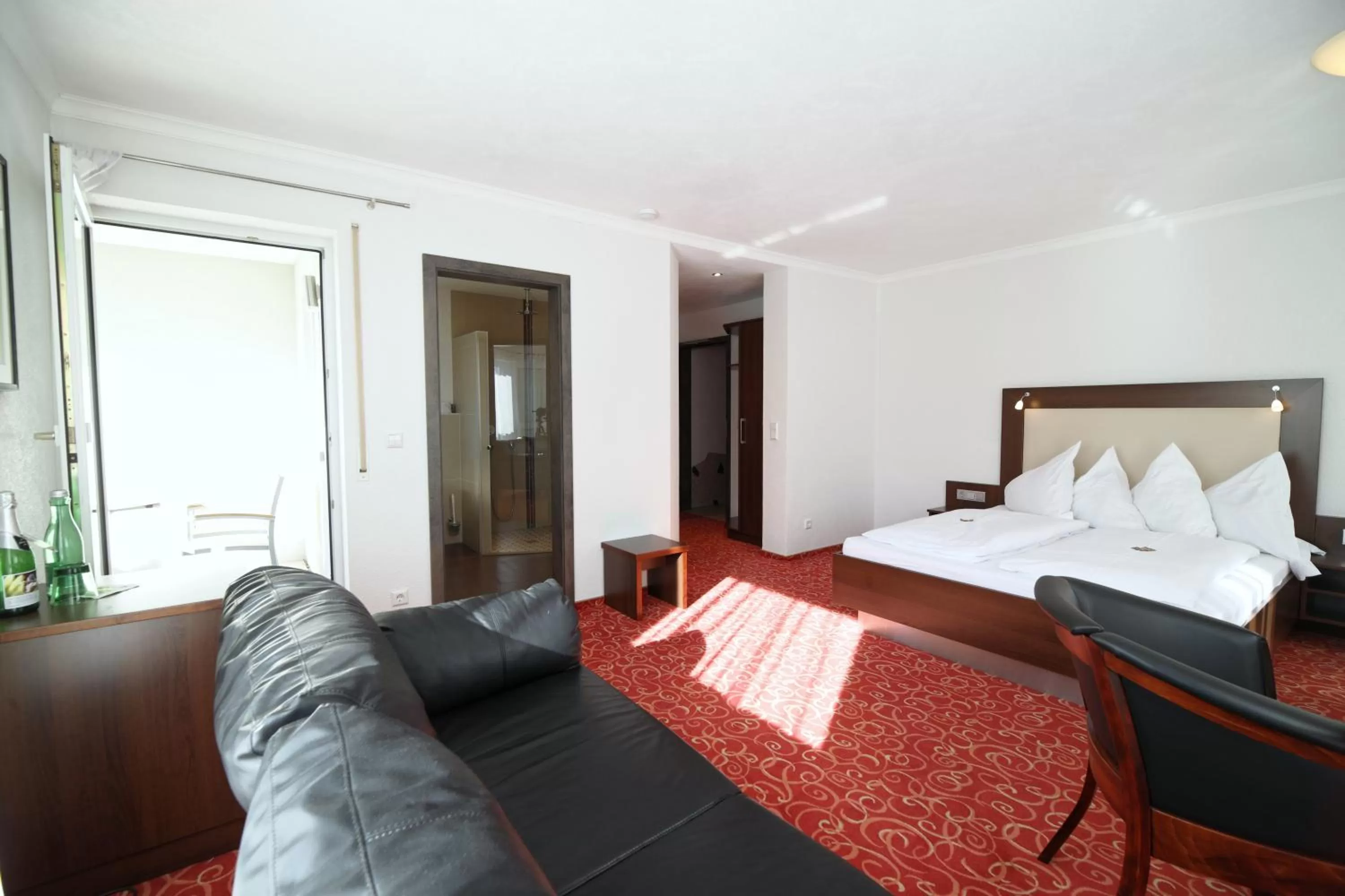 Living room, Bed in ALTE LINDE Landhotel & Restaurant