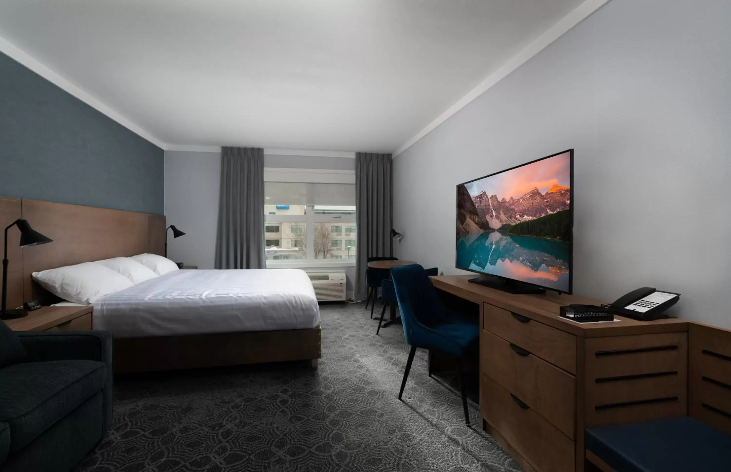 Bed, TV/Entertainment Center in Prestige Kamloops Hotel