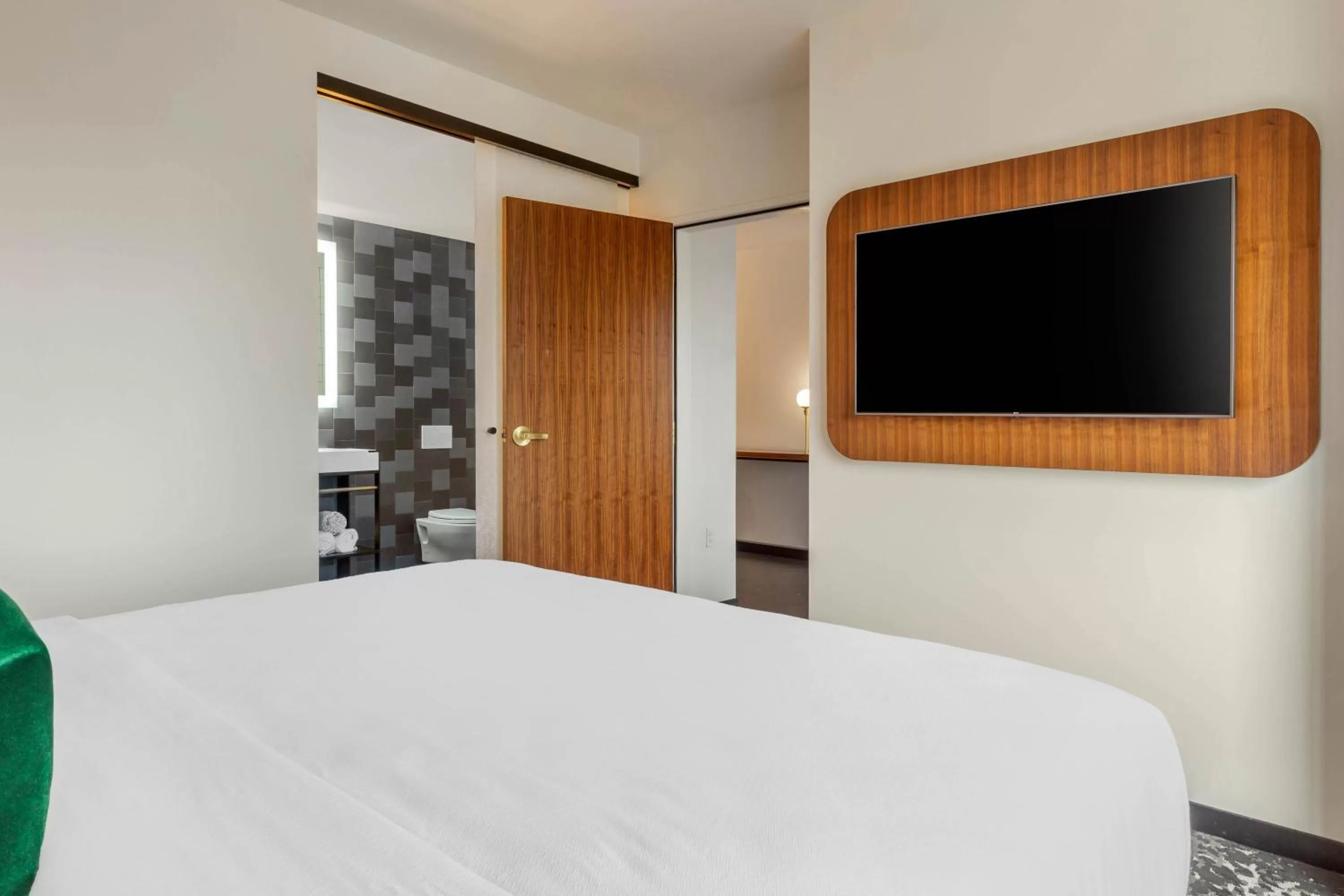 TV and multimedia, Bed in Cambria Hotel Boston Downtown - Seaport