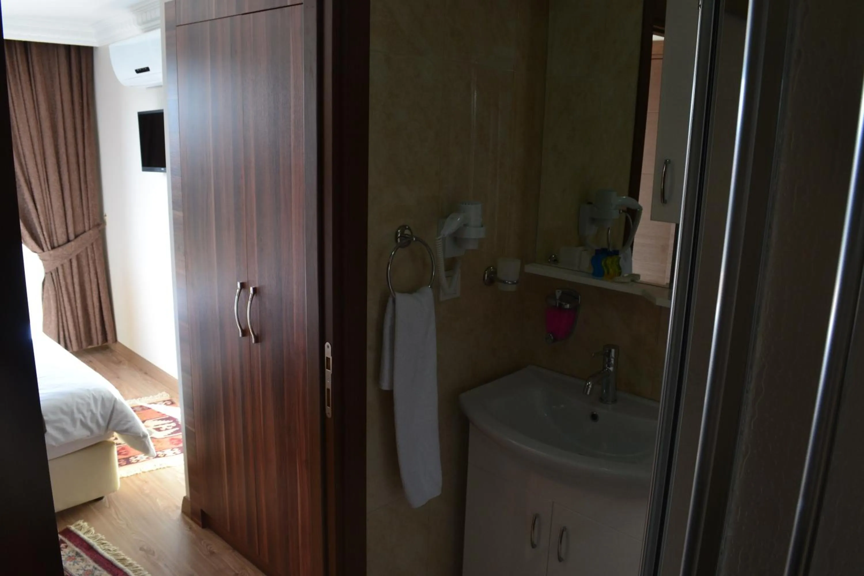 Shower, Bed in New Fatih Hotel