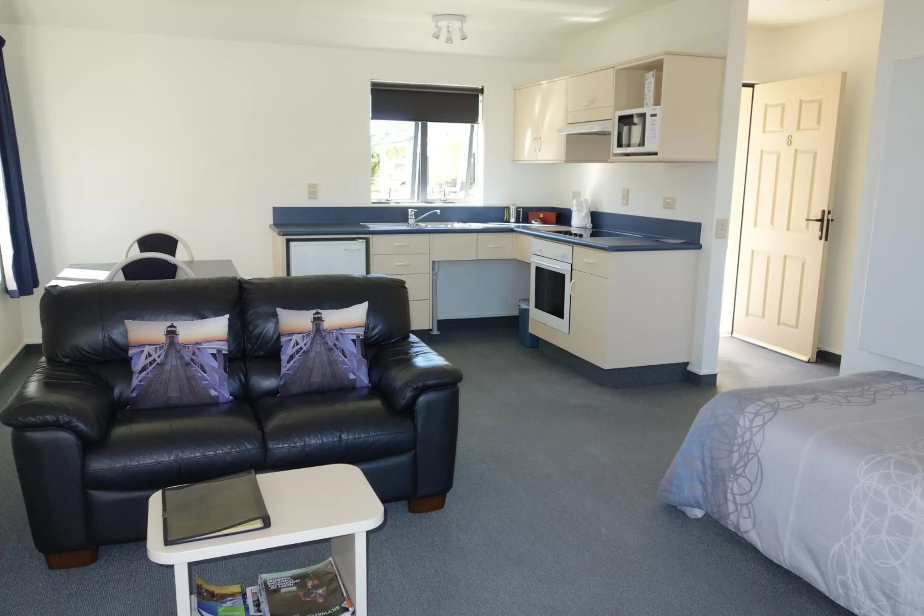 Kitchen or kitchenette, Kitchen/Kitchenette in Avalon Manor Motel