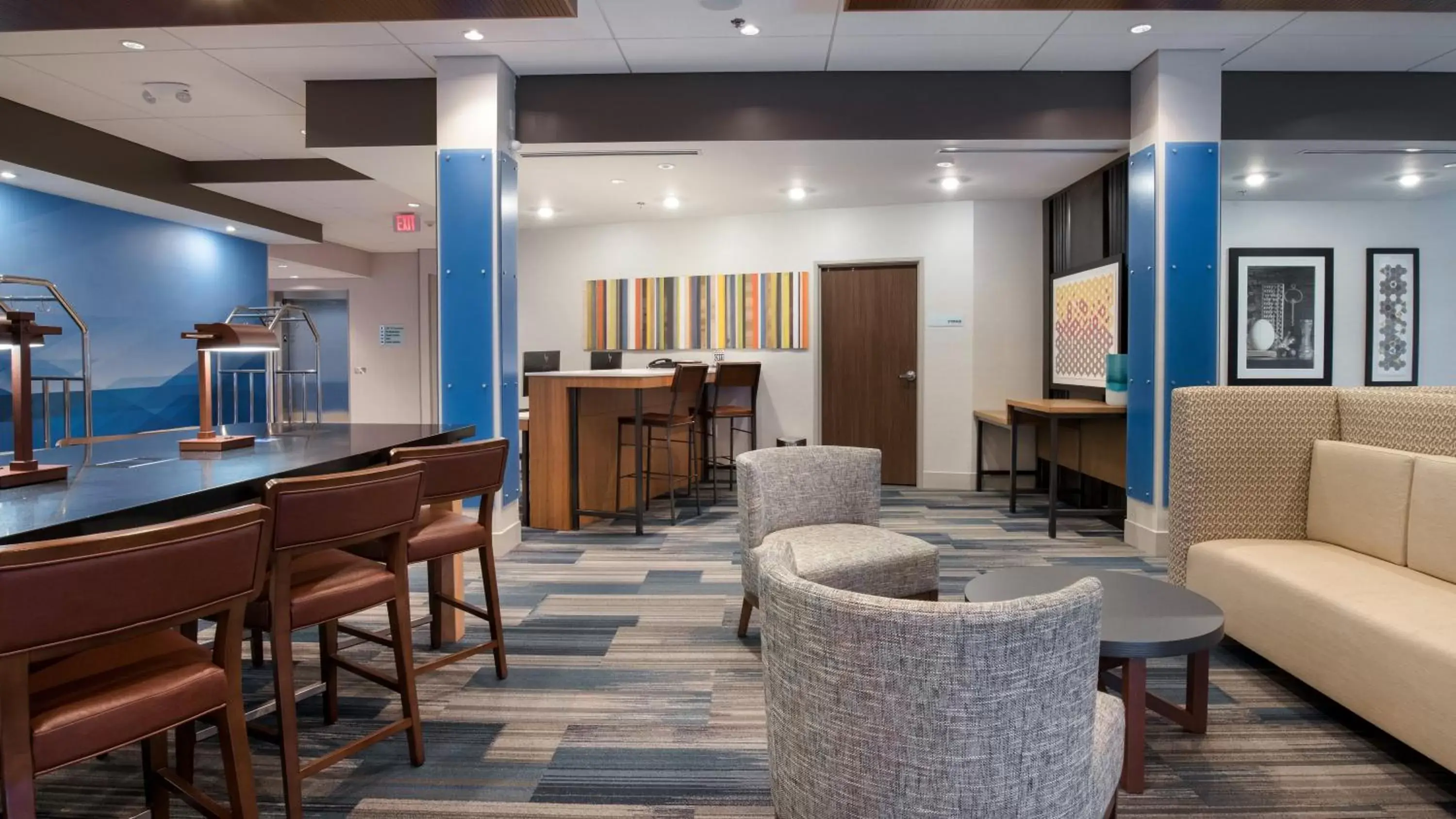 Property building, Lounge/Bar in Holiday Inn Express & Suites Racine, an IHG Hotel