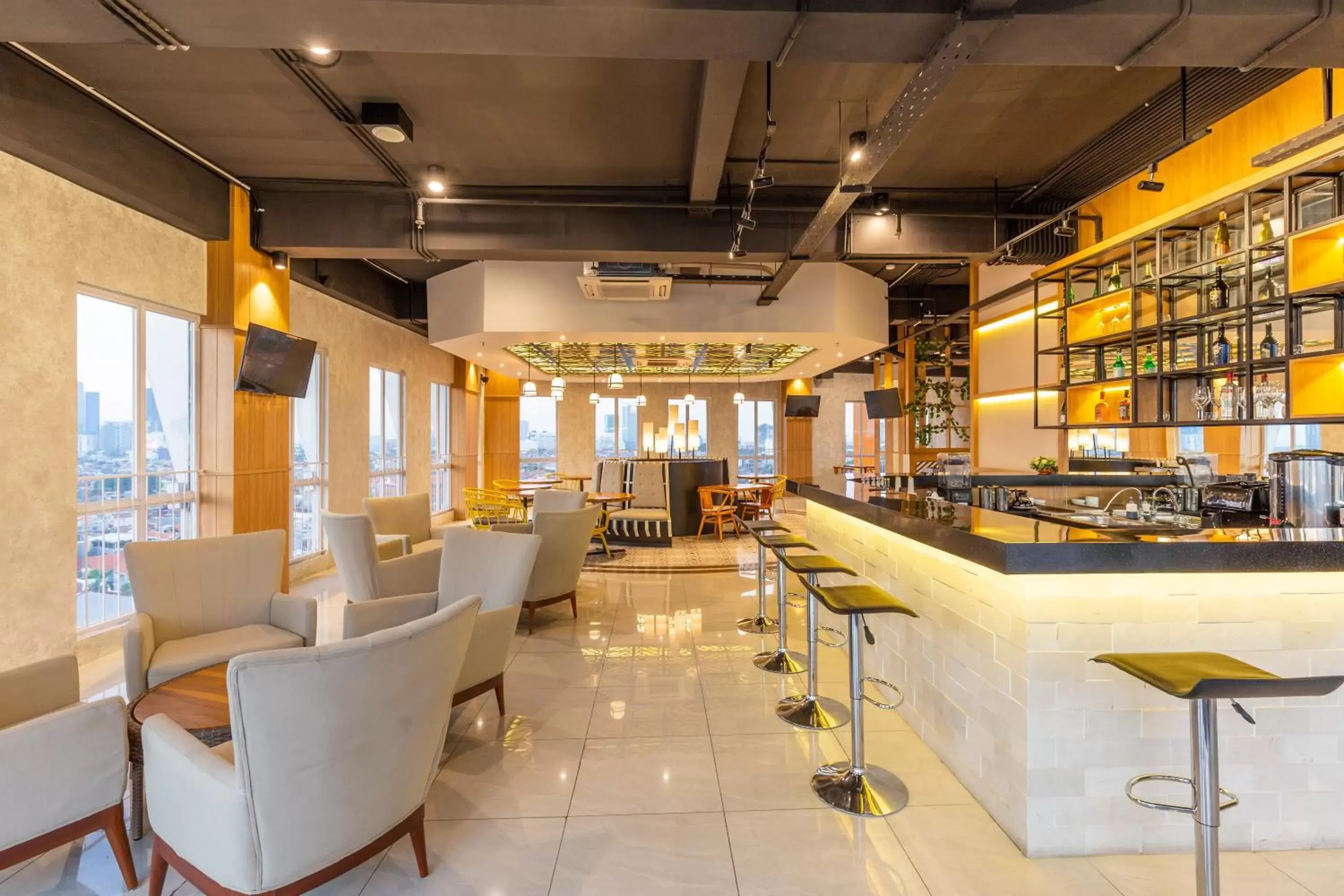 Restaurant/places to eat, Lounge/Bar in Great Diponegoro Hotel Surabaya