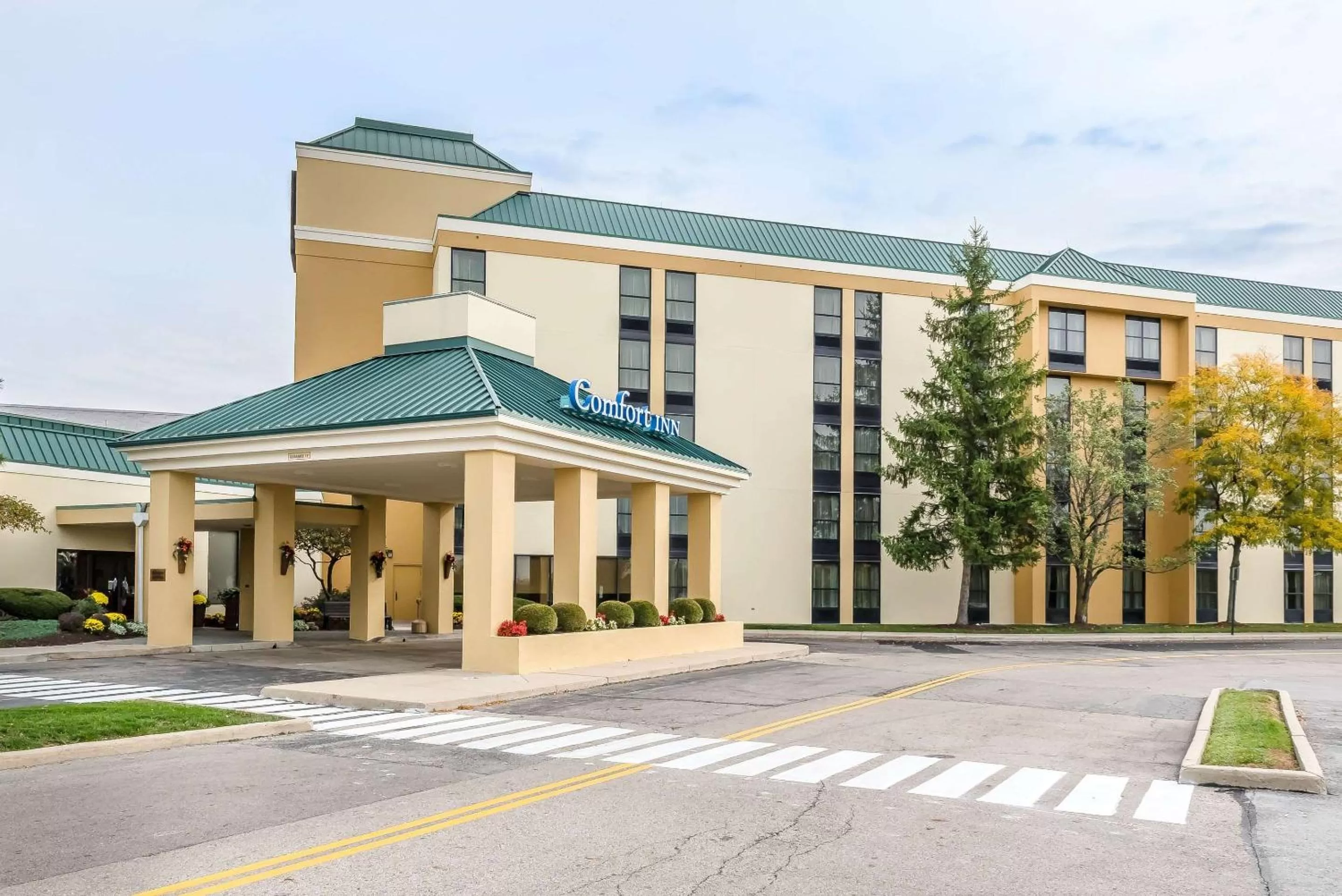 Property building in Comfort Inn & Suites Piqua-Near Troy-I75