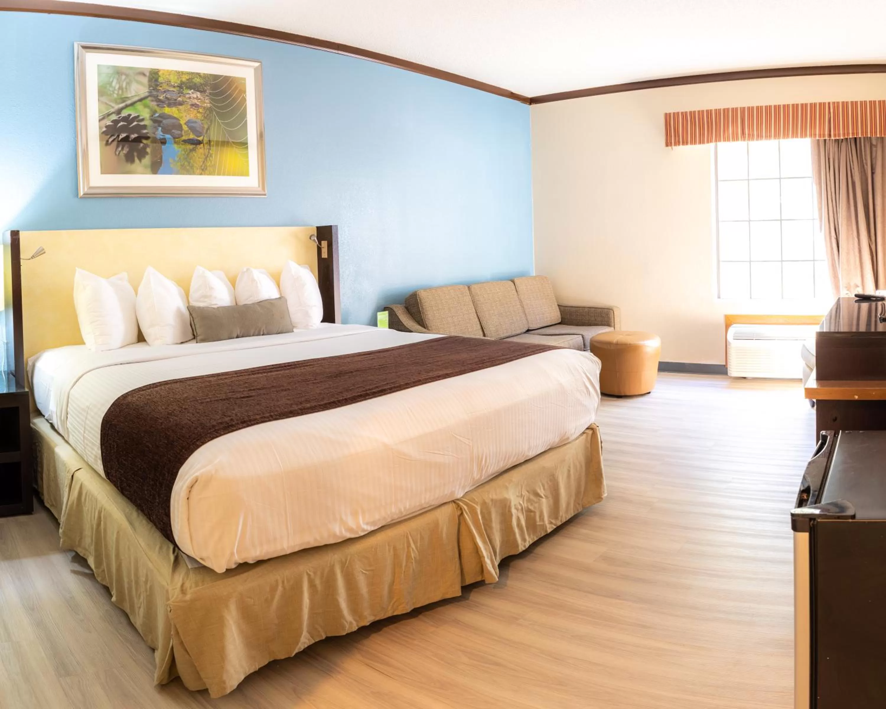 Photo of the whole room, Bed in Baymont by Wyndham Hinesville Fort Stewart Area