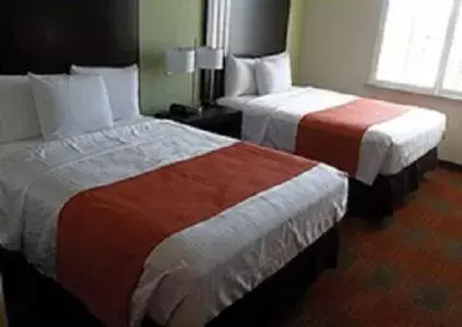 Bed in Quality Inn & Suites Victoria East