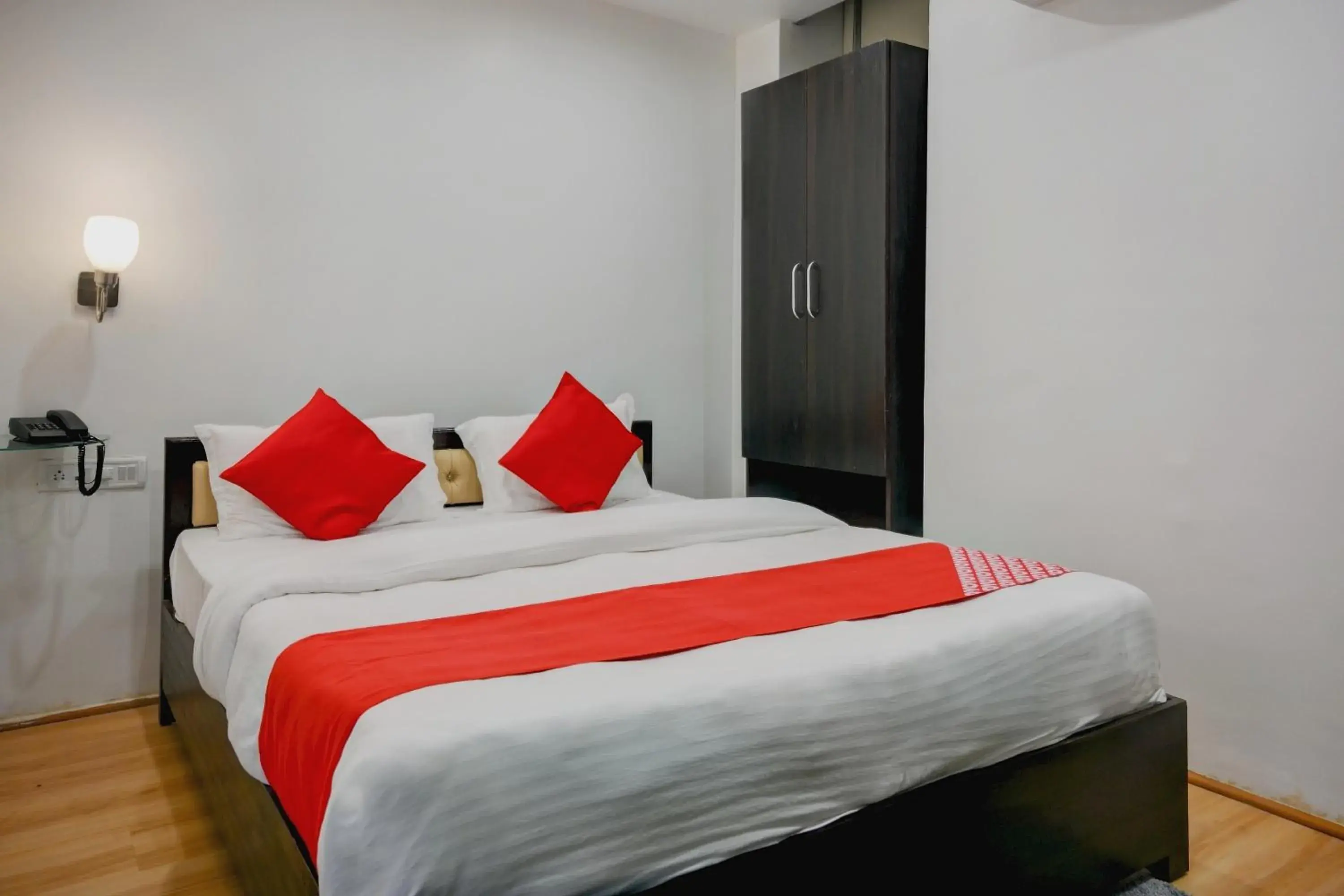 Bedroom, Bed in Super OYO Townhouse 412 Aditya International