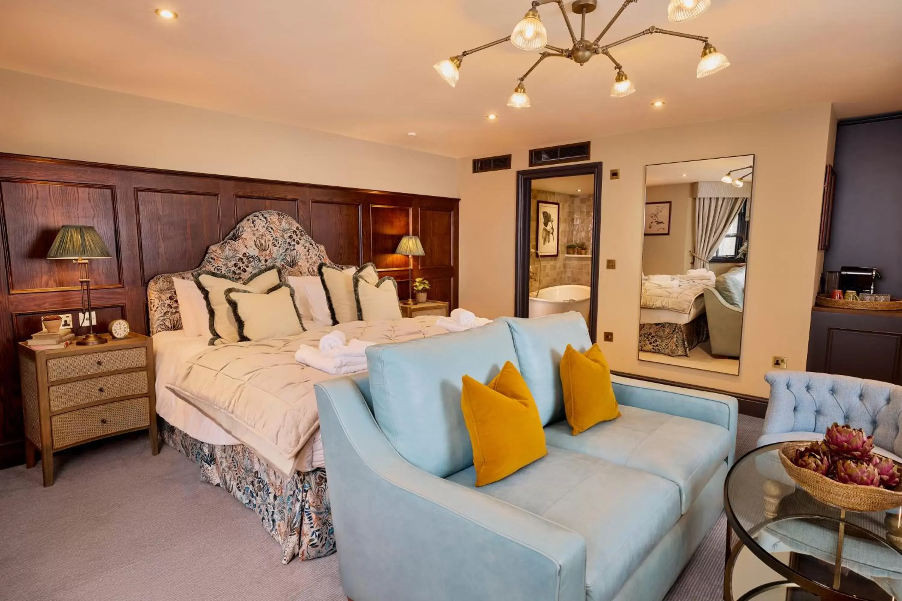 Bedroom, Seating Area in Salisbury Arms Hotel