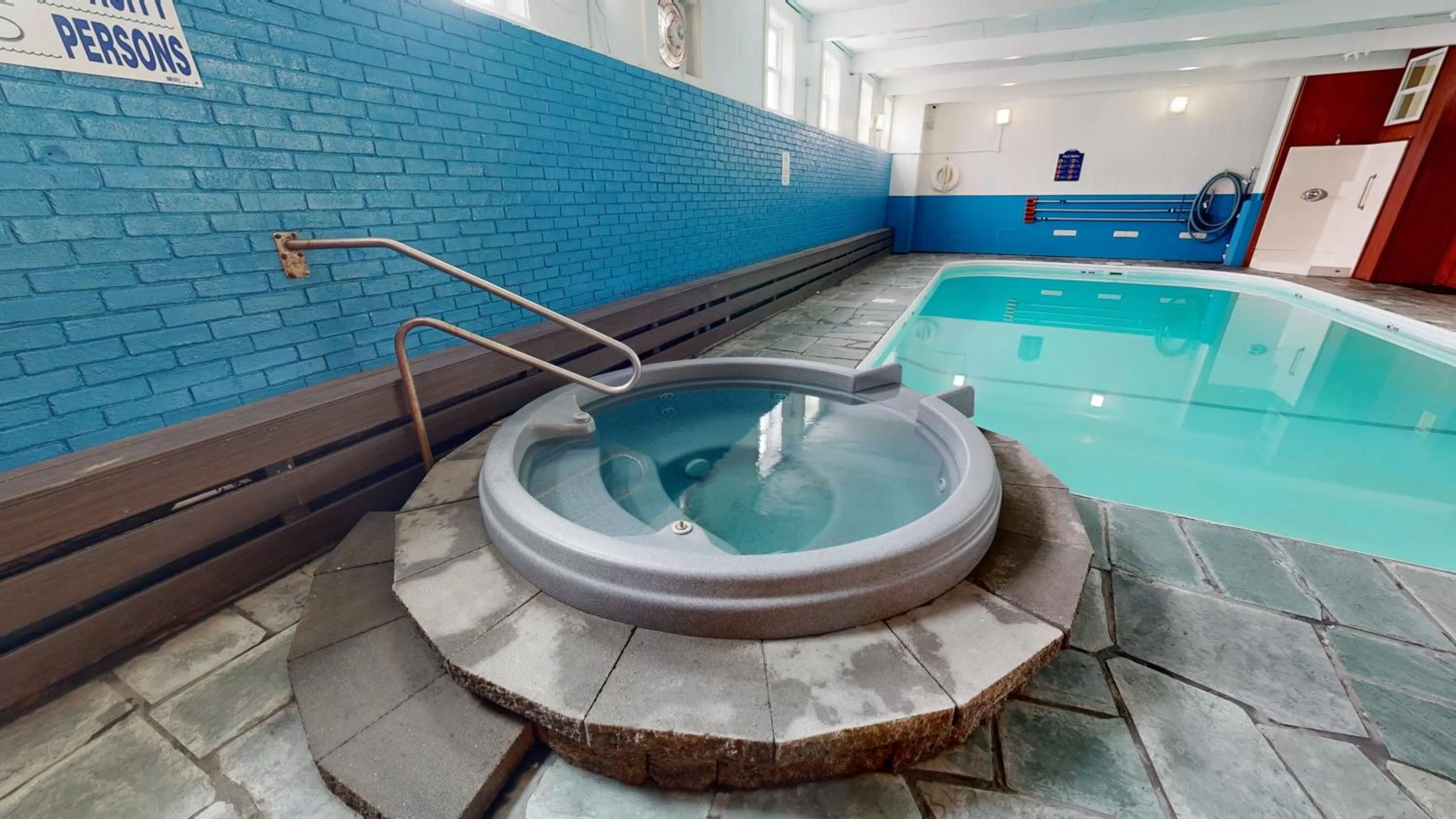 Swimming Pool in Trade Winds Inn