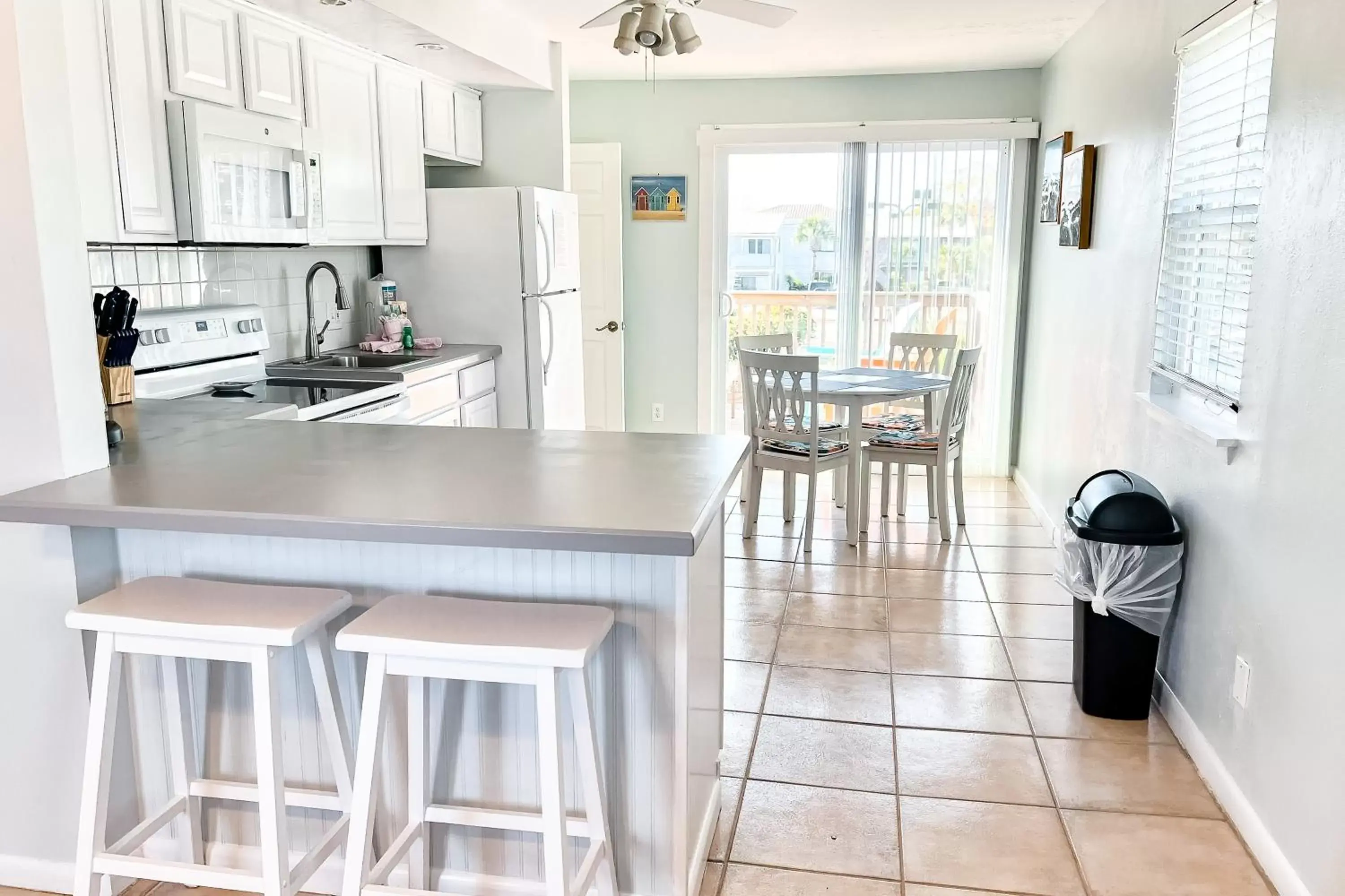 Kitchen/Kitchenette in Cross Creek Club 2B