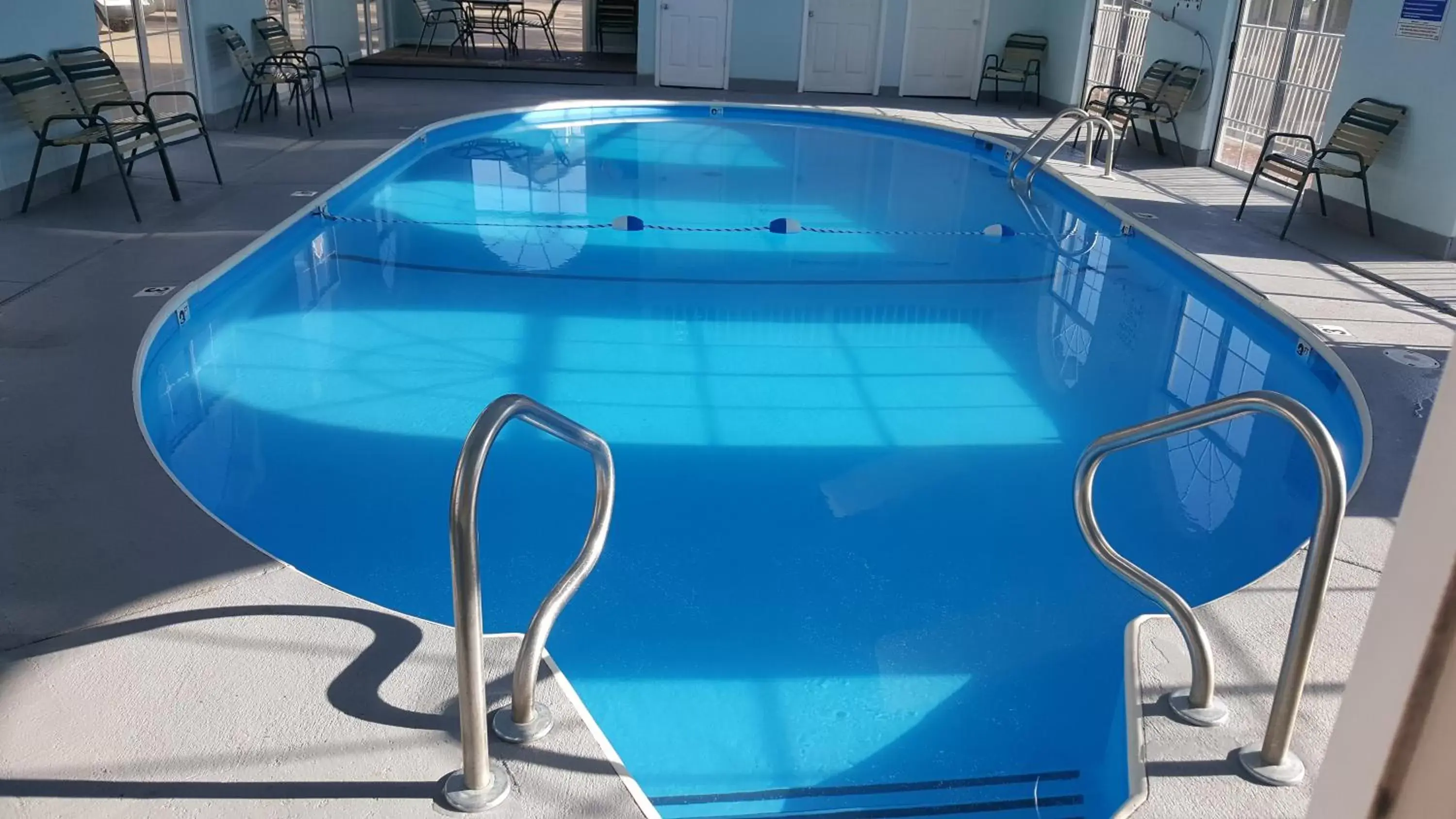 Swimming pool in Carriage House Inn