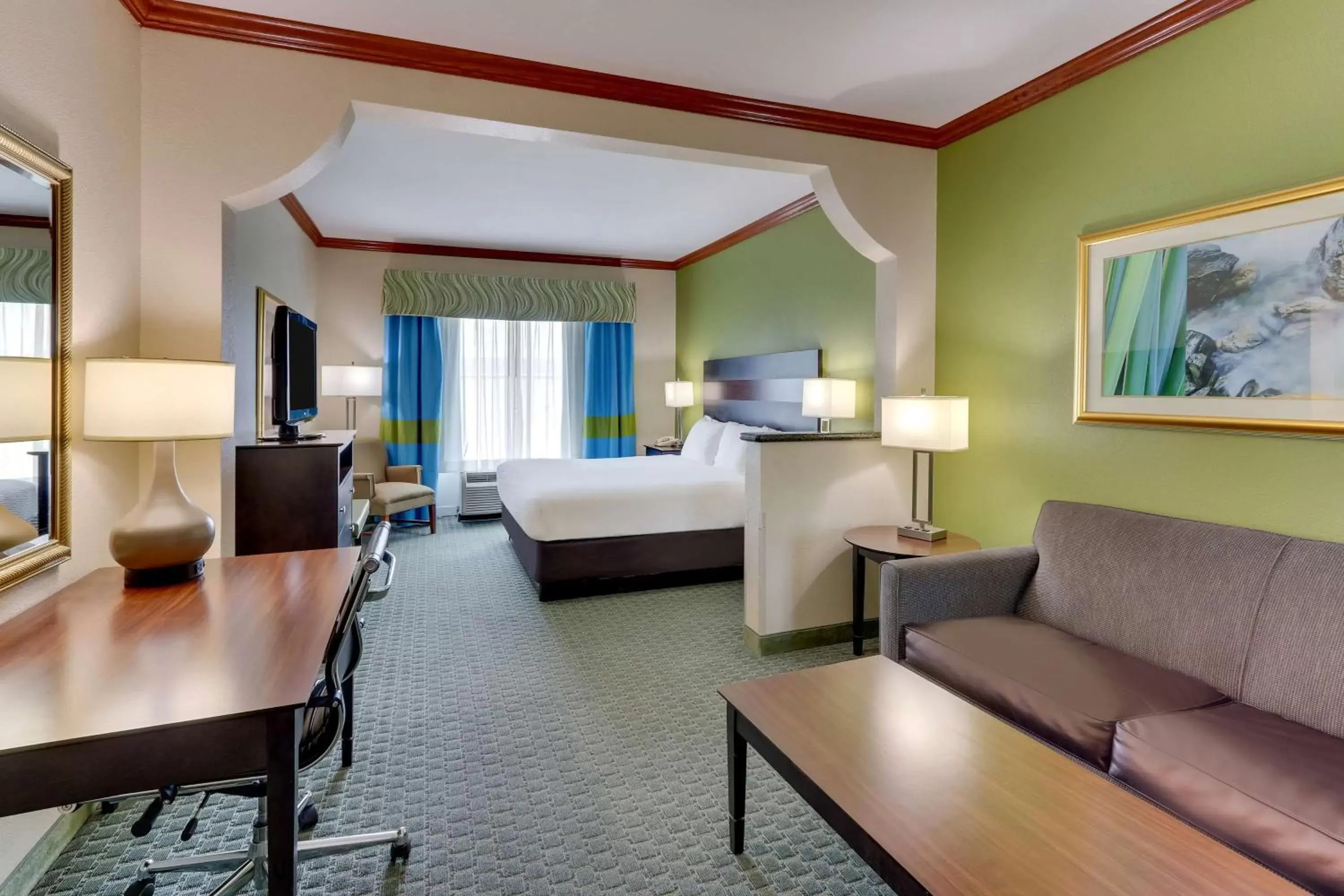 Bedroom, Seating Area in Best Western Plus Woodway Waco South Inn & Suites