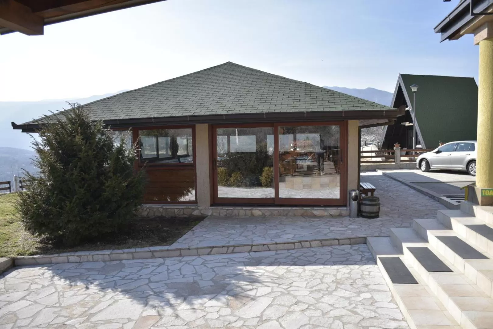 OSTROG Aparthotel KOLIBA-VLASTNIŠTVO MANASTIRA OSTROG