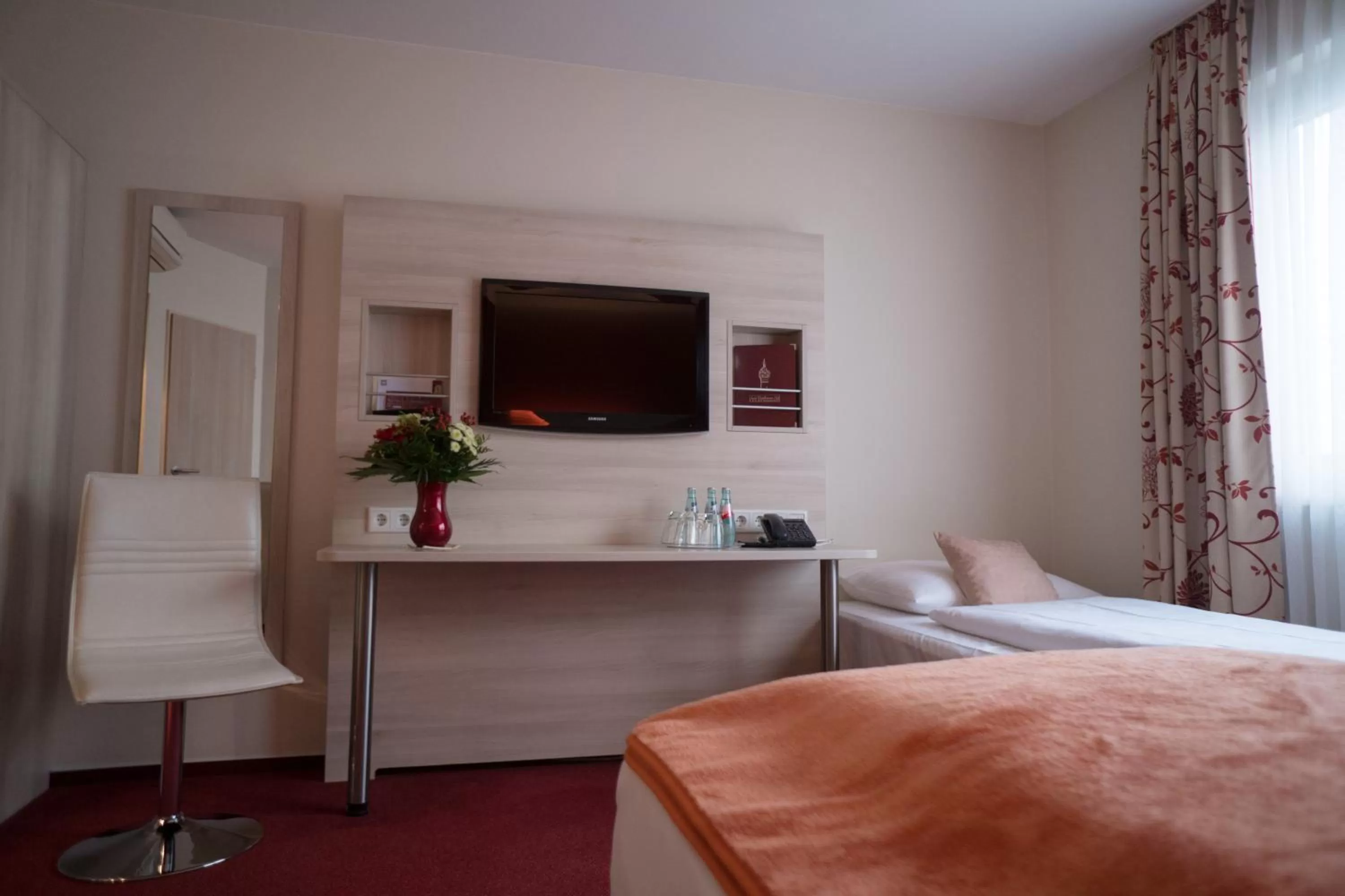 Photo of the whole room, Bed in Hotel Rödelheimer Hof - Am Wasserturm