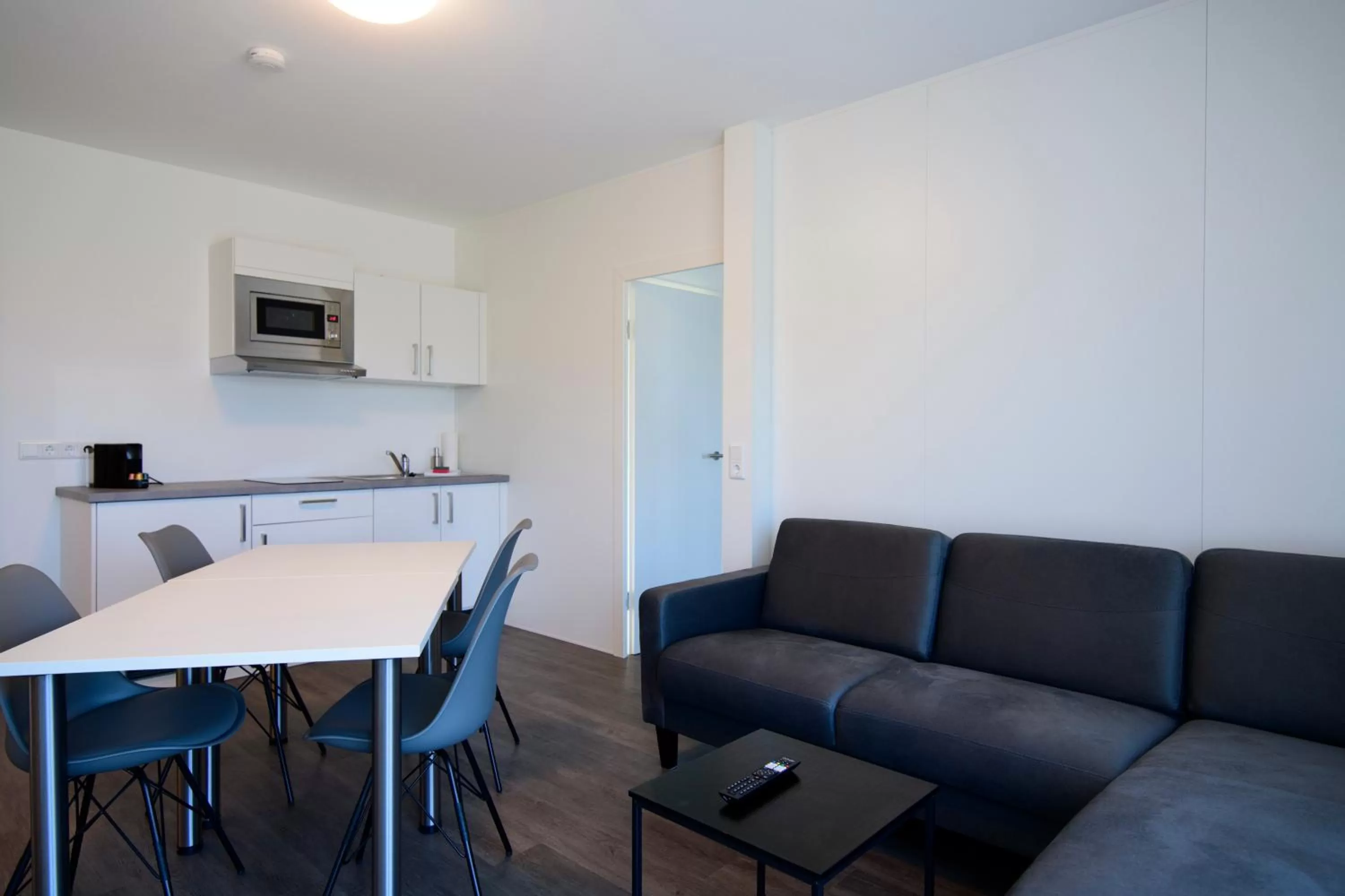 Living room in Smart & Stay Aparthotel Saarbrücken Süd - Self-Check-In - Free Parking