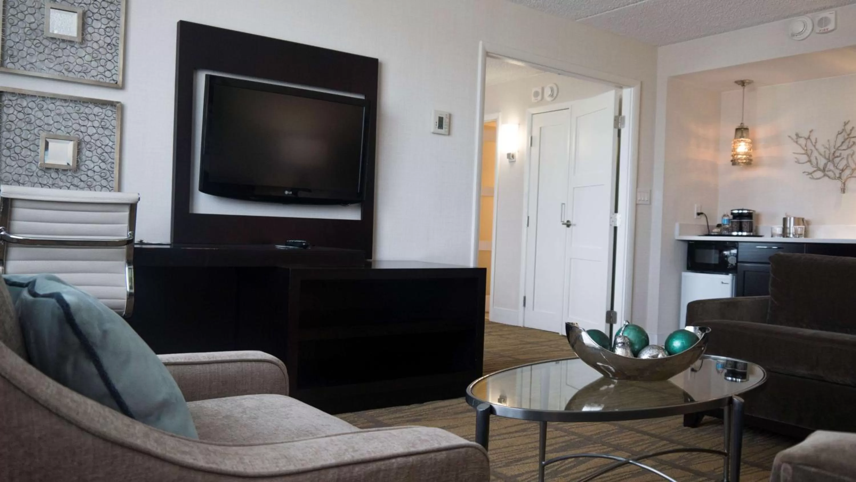 Living room in DoubleTree by Hilton Rochester