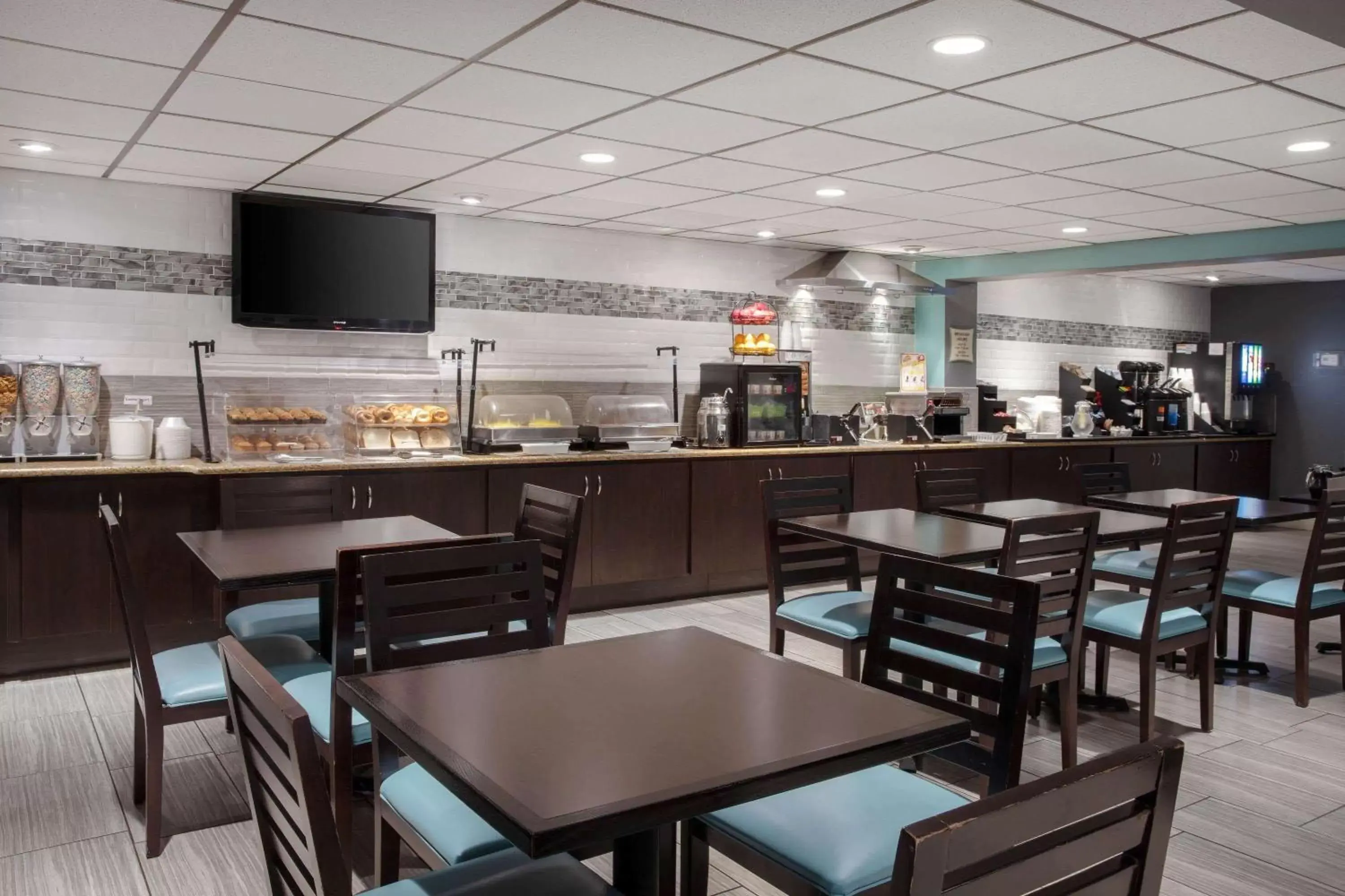 TV and multimedia, Restaurant/Places to Eat in La Quinta Inn by Wyndham Cocoa Beach-Port Canaveral