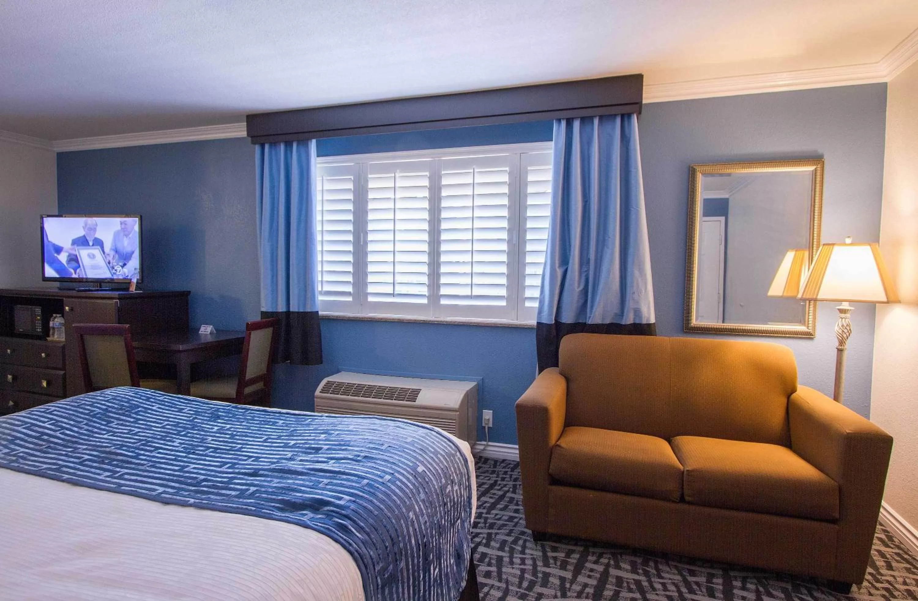 Bed in Regency Inn in Los Angeles