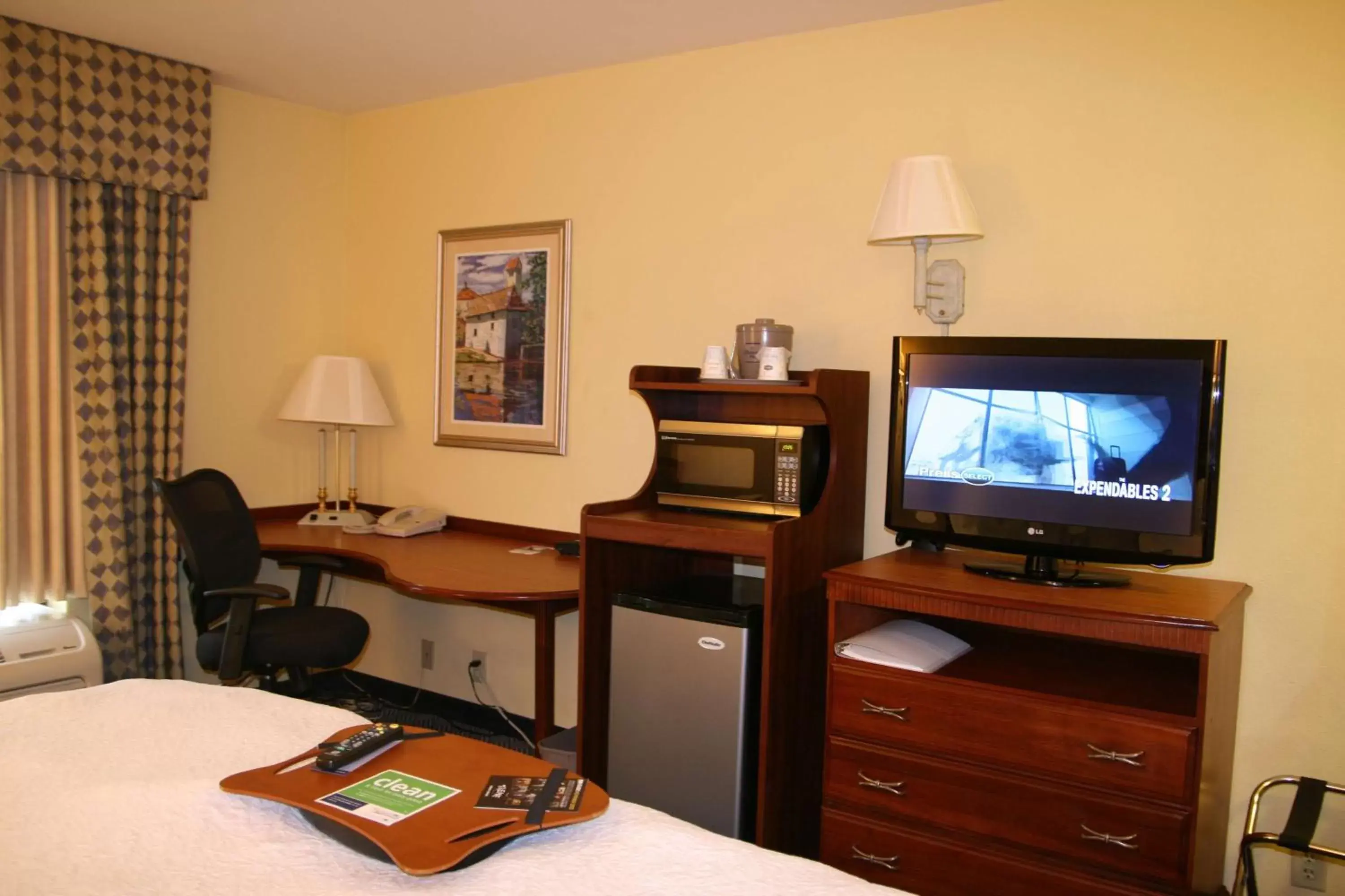 Bed, TV/Entertainment Center in Hampton Inn Lebanon