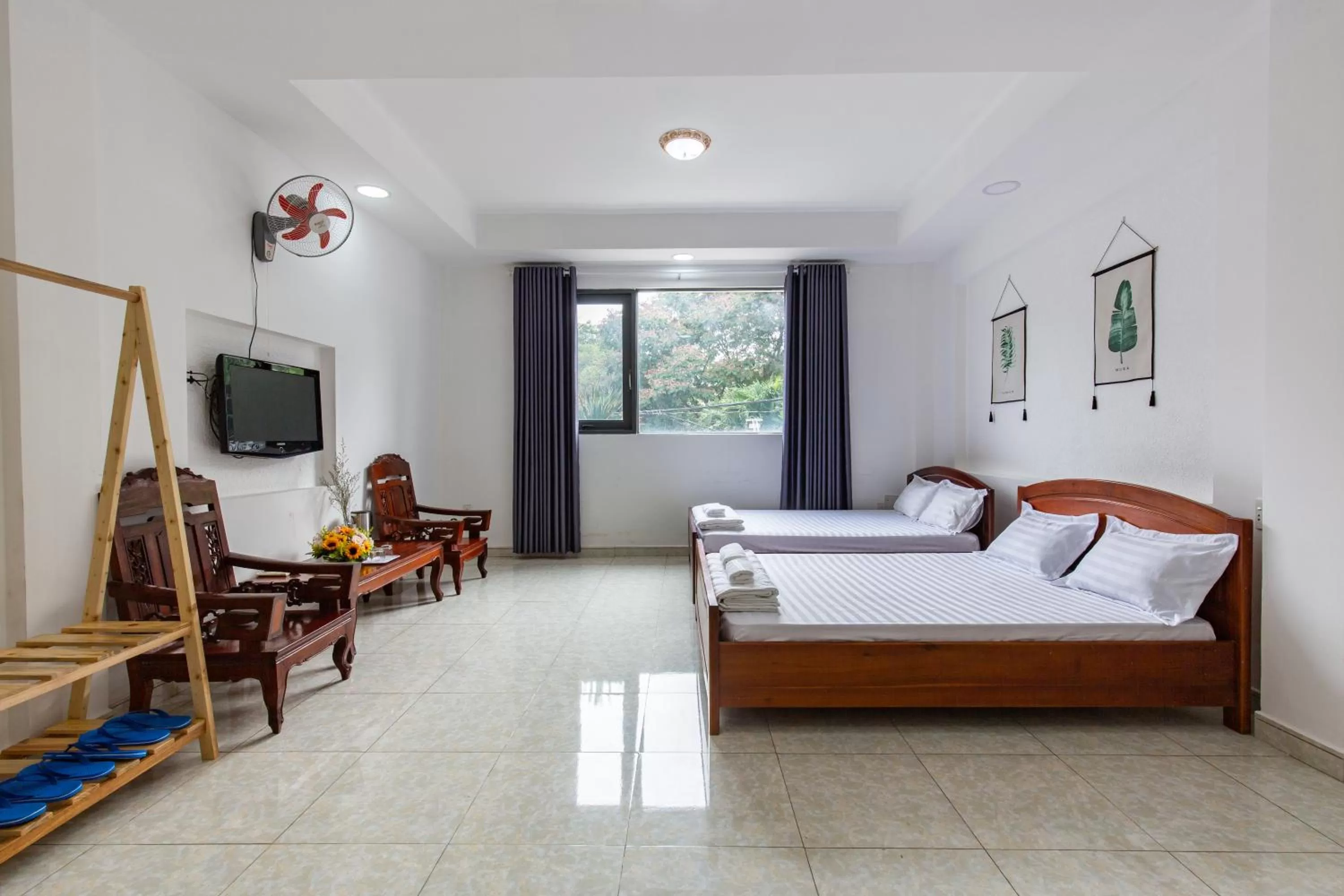 Communal lounge/ TV room, Bed in Hotel Hoa Cúc Phương Dĩ An - Bình Dương