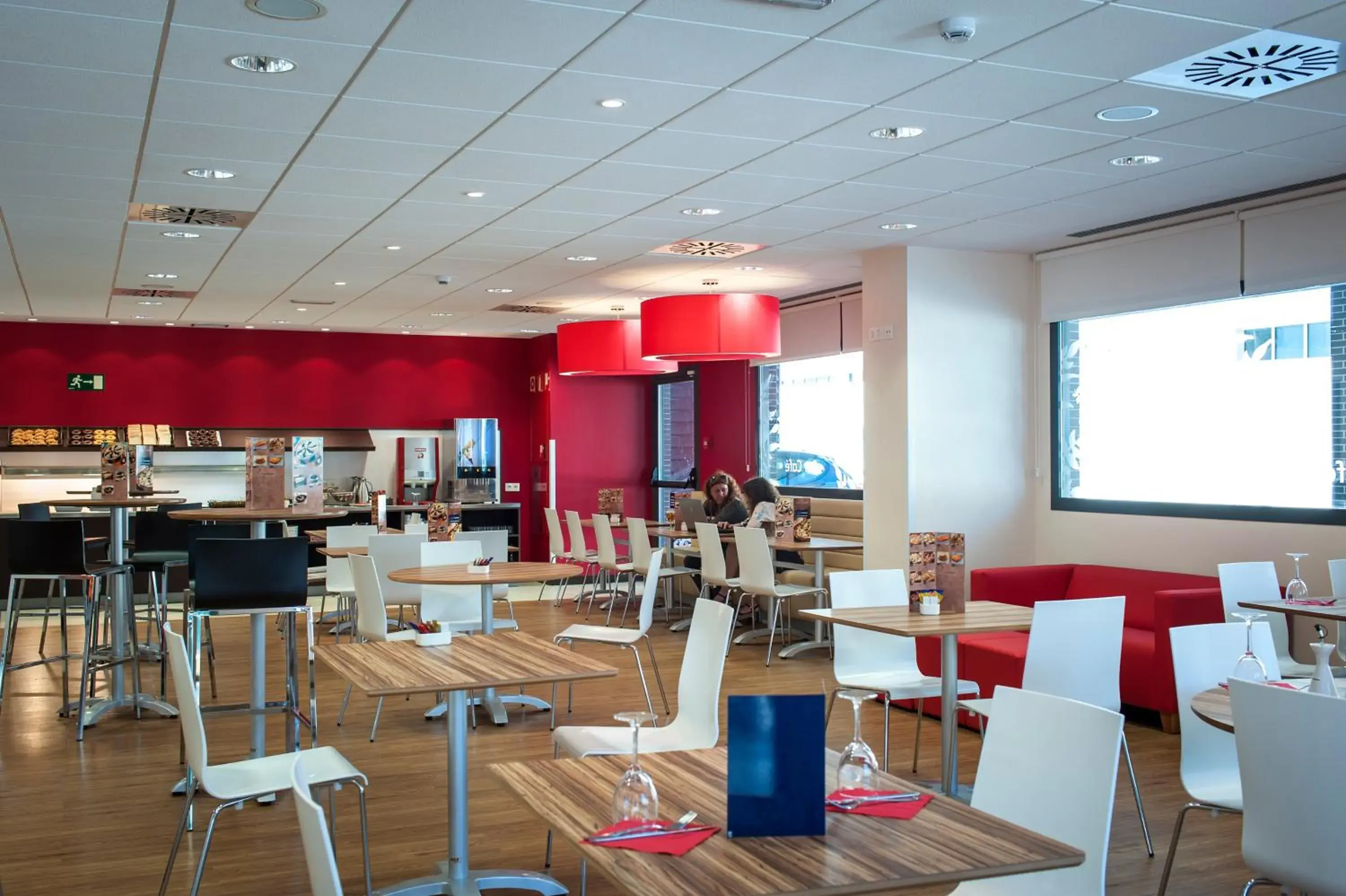 Lounge or bar, Restaurant/Places to Eat in Travelodge Madrid Alcalá