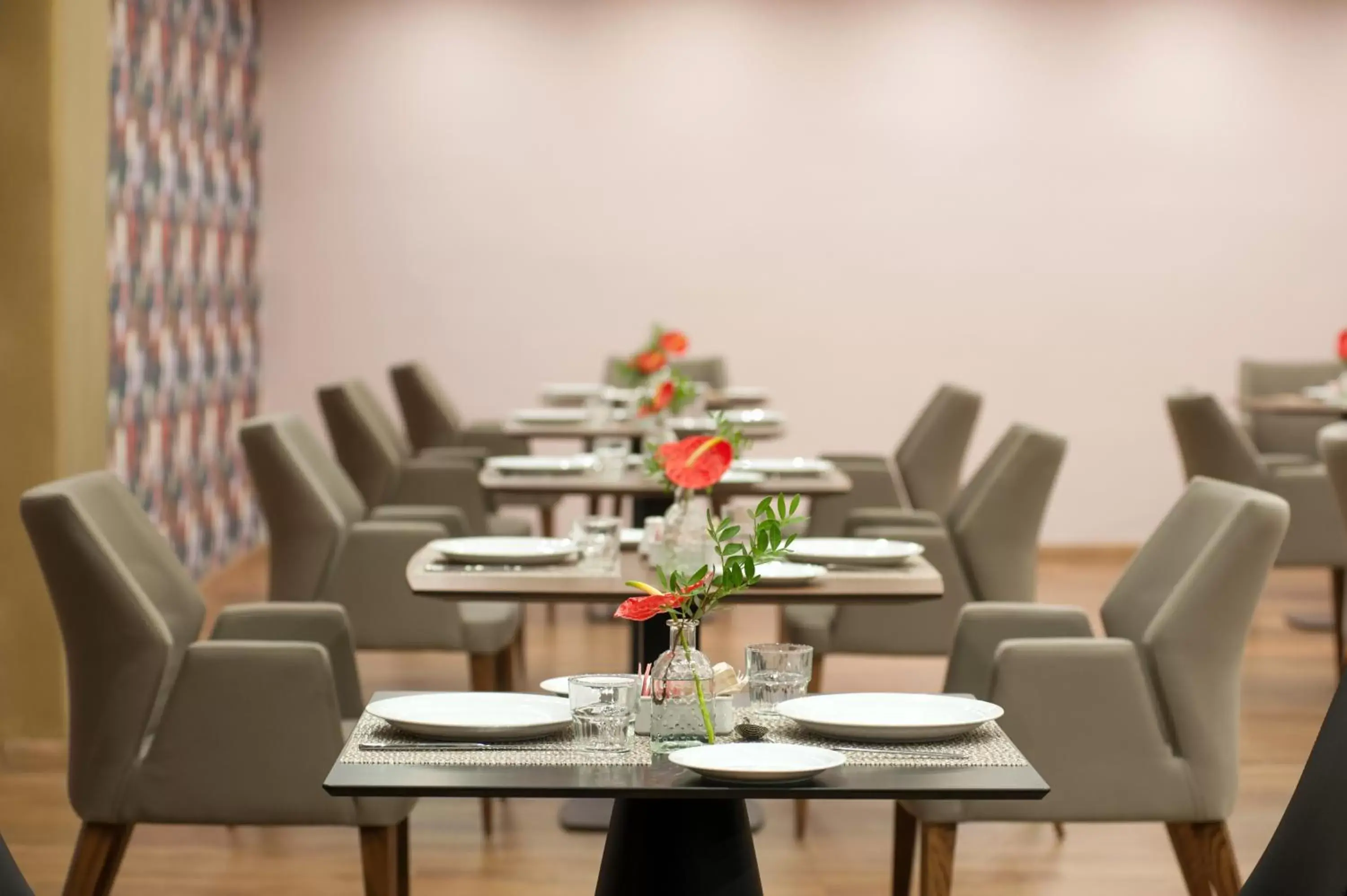 Restaurant/Places to Eat in Athenaeum Smart Hotel
