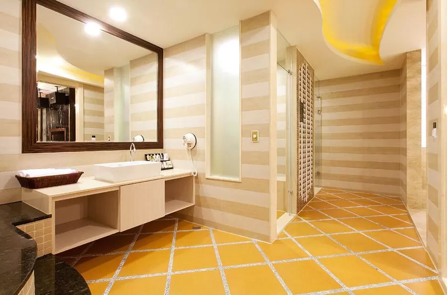 Bathroom in Discovery Motel - Yanping