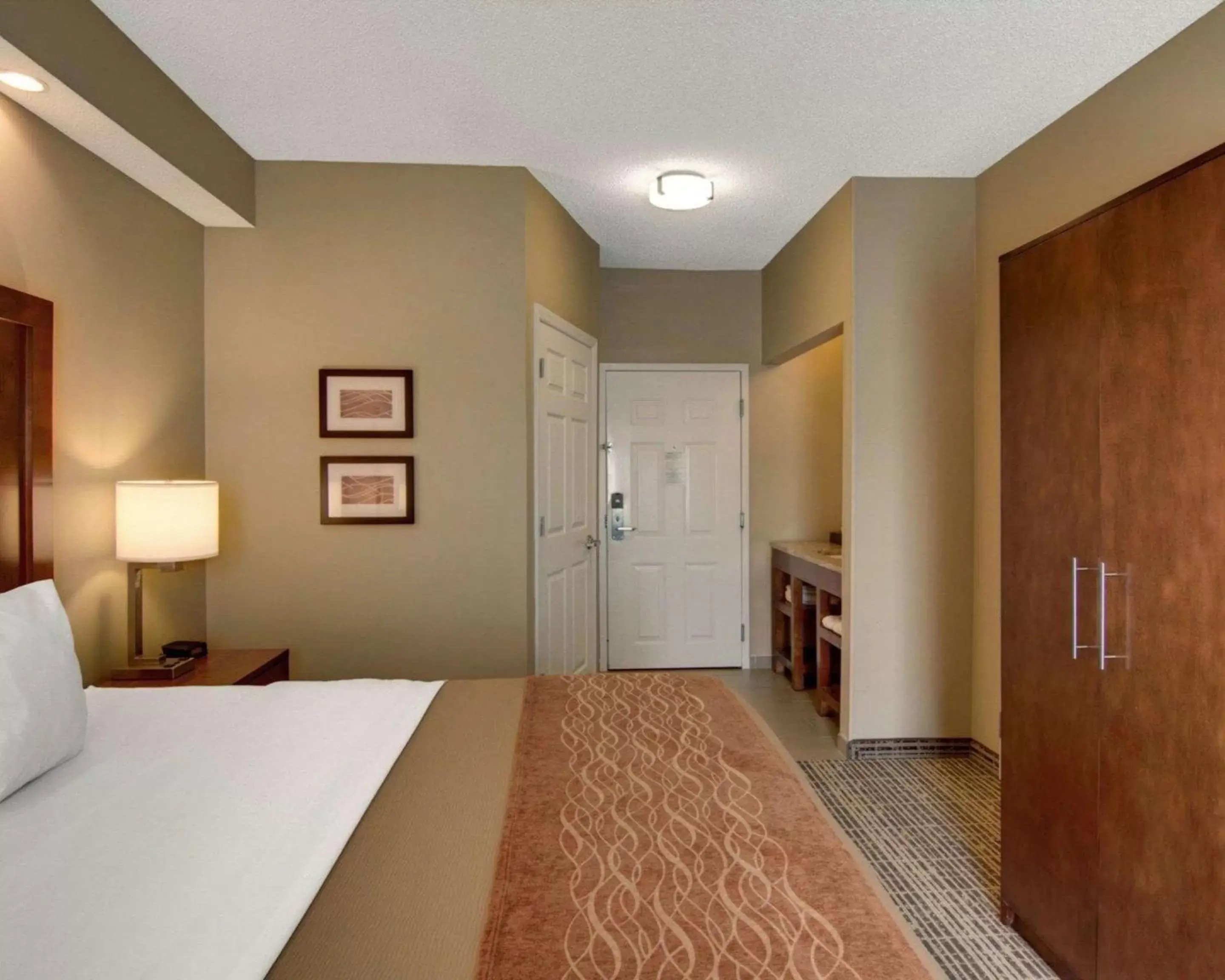 Photo of the whole room, Kitchen/Kitchenette in Comfort Inn