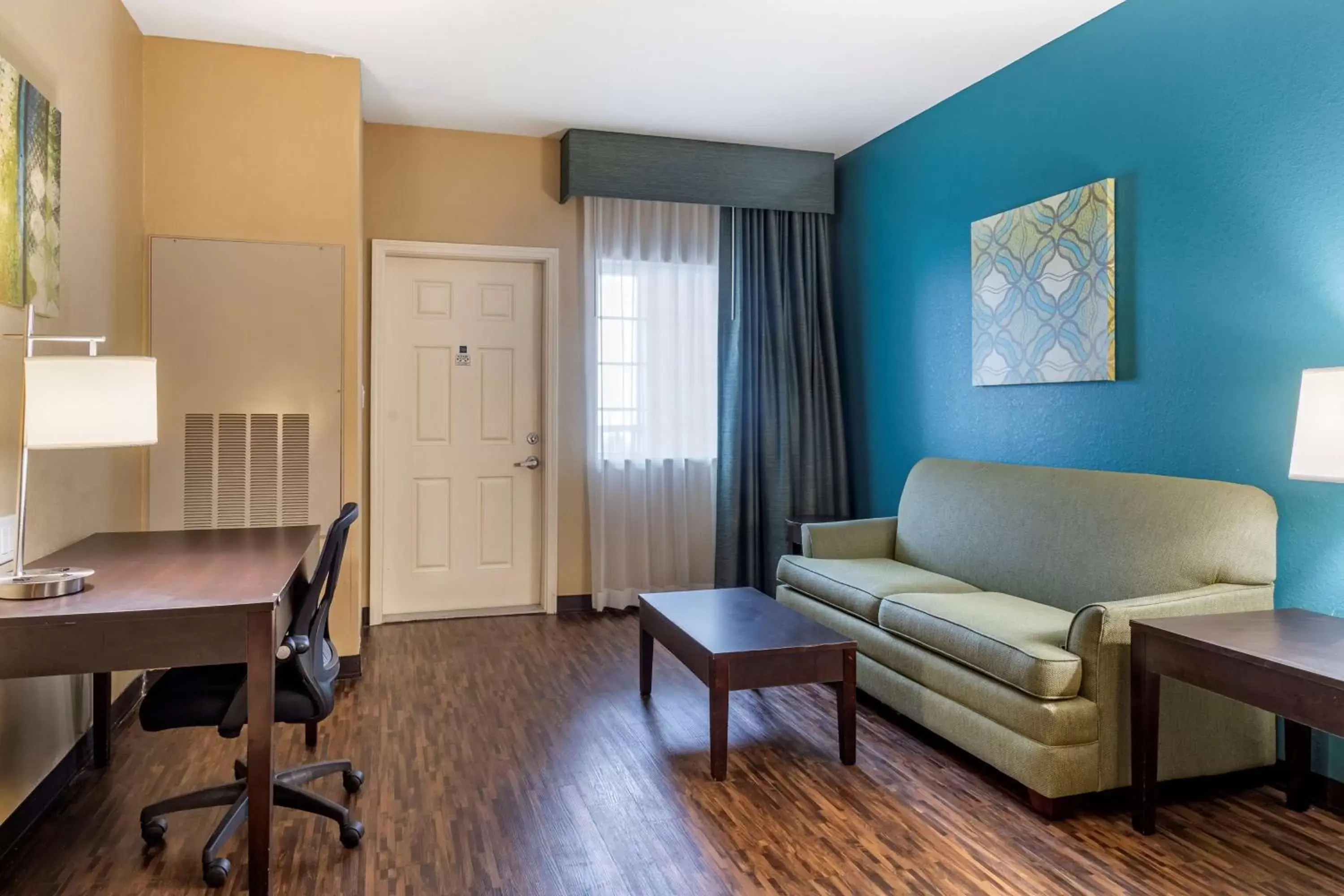 Living room, Seating Area in Best Western Plus Galveston Suites