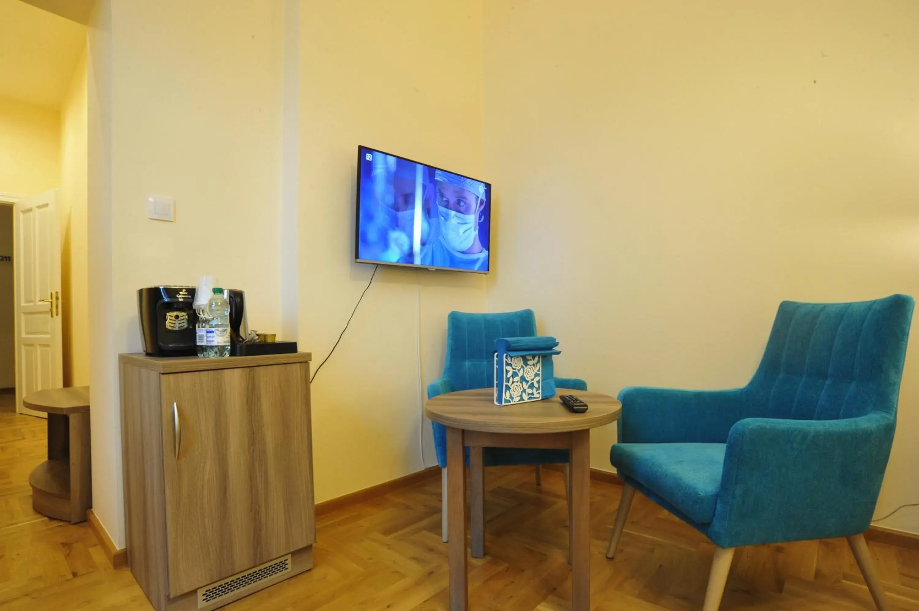 TV and multimedia, TV/Entertainment Center in Kosmopolita Rooms & Apartments