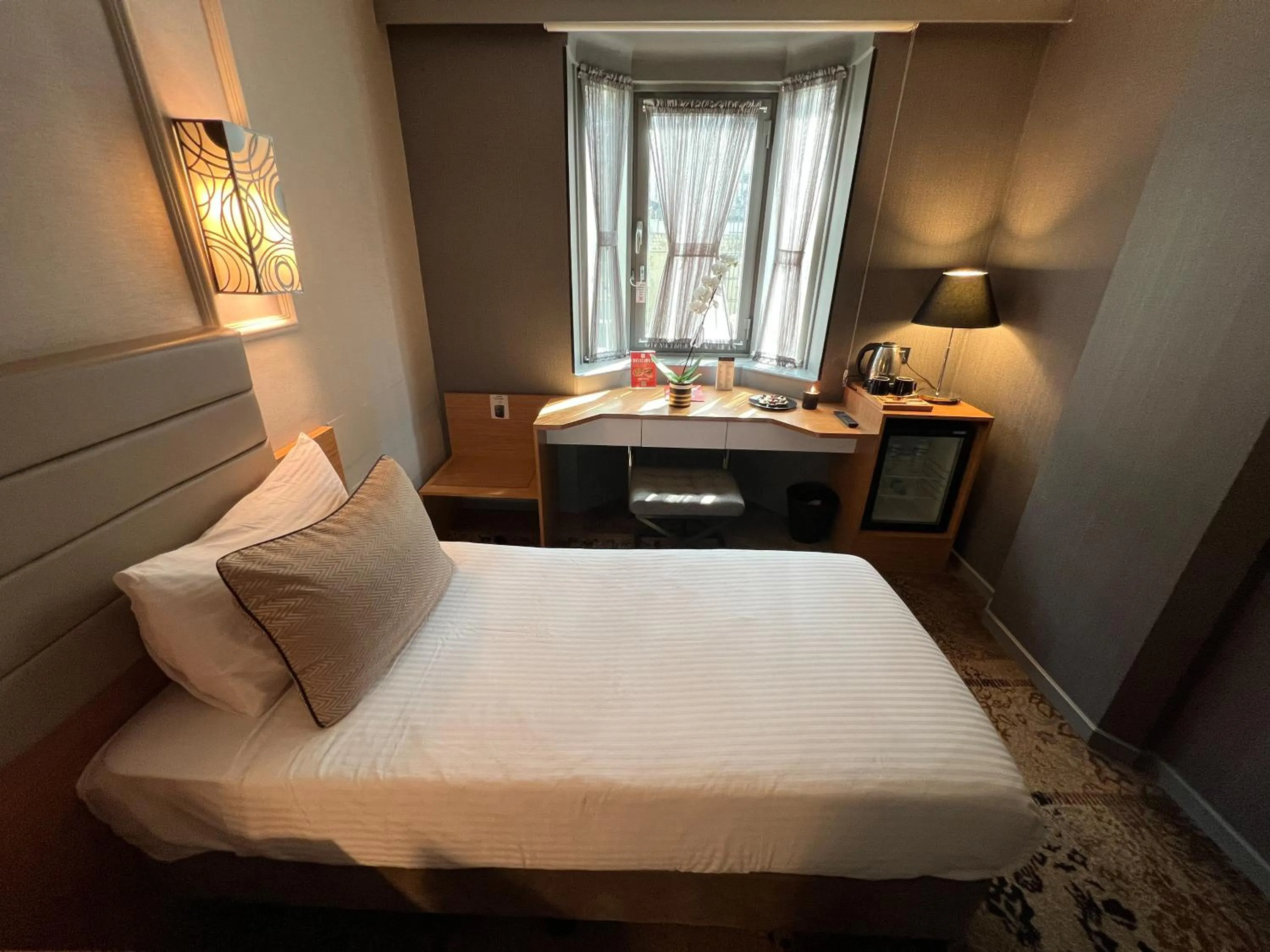 Bedroom, Bed in All Seasons Hotel