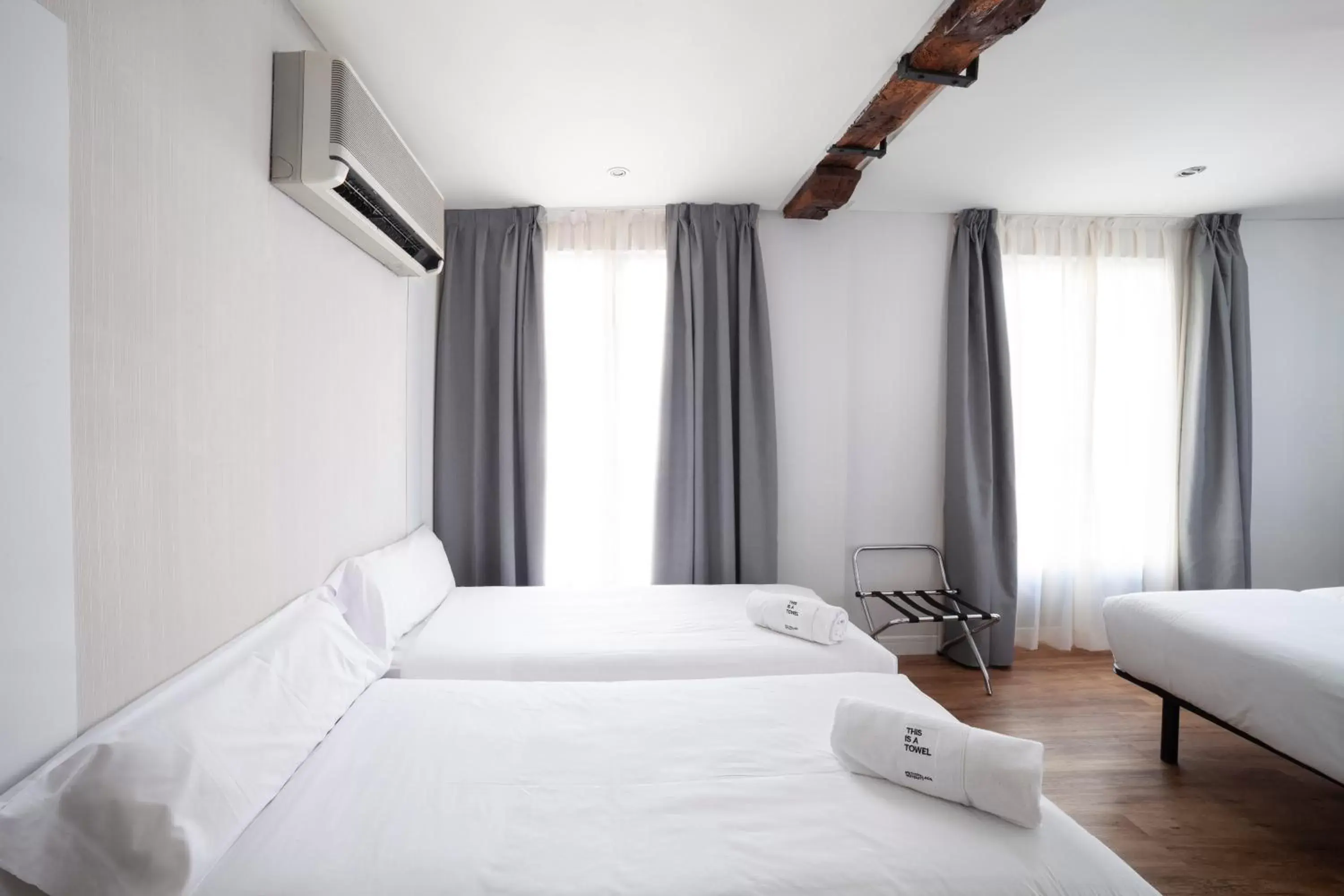 Photo of the whole room, Bed in Petit Palace Arana Bilbao