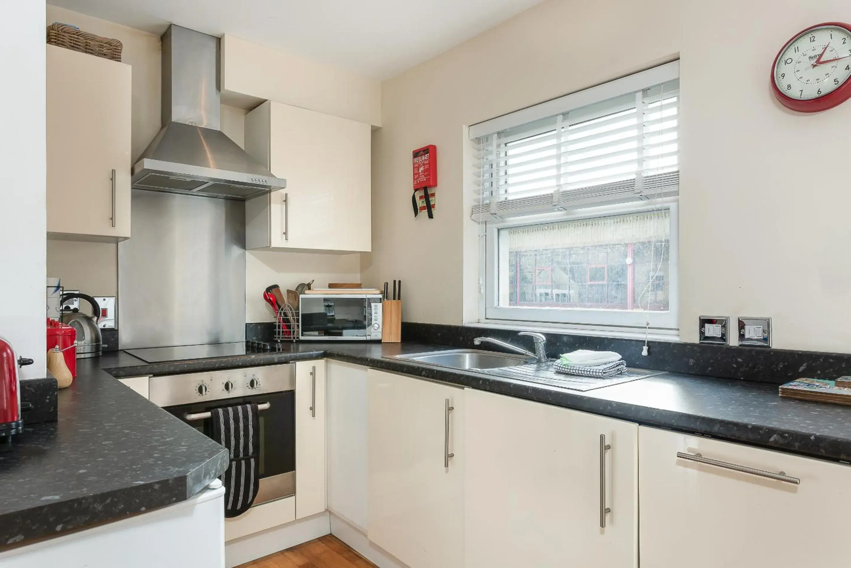 Kitchen or kitchenette, Kitchen/Kitchenette in Bath Breaks Apartments