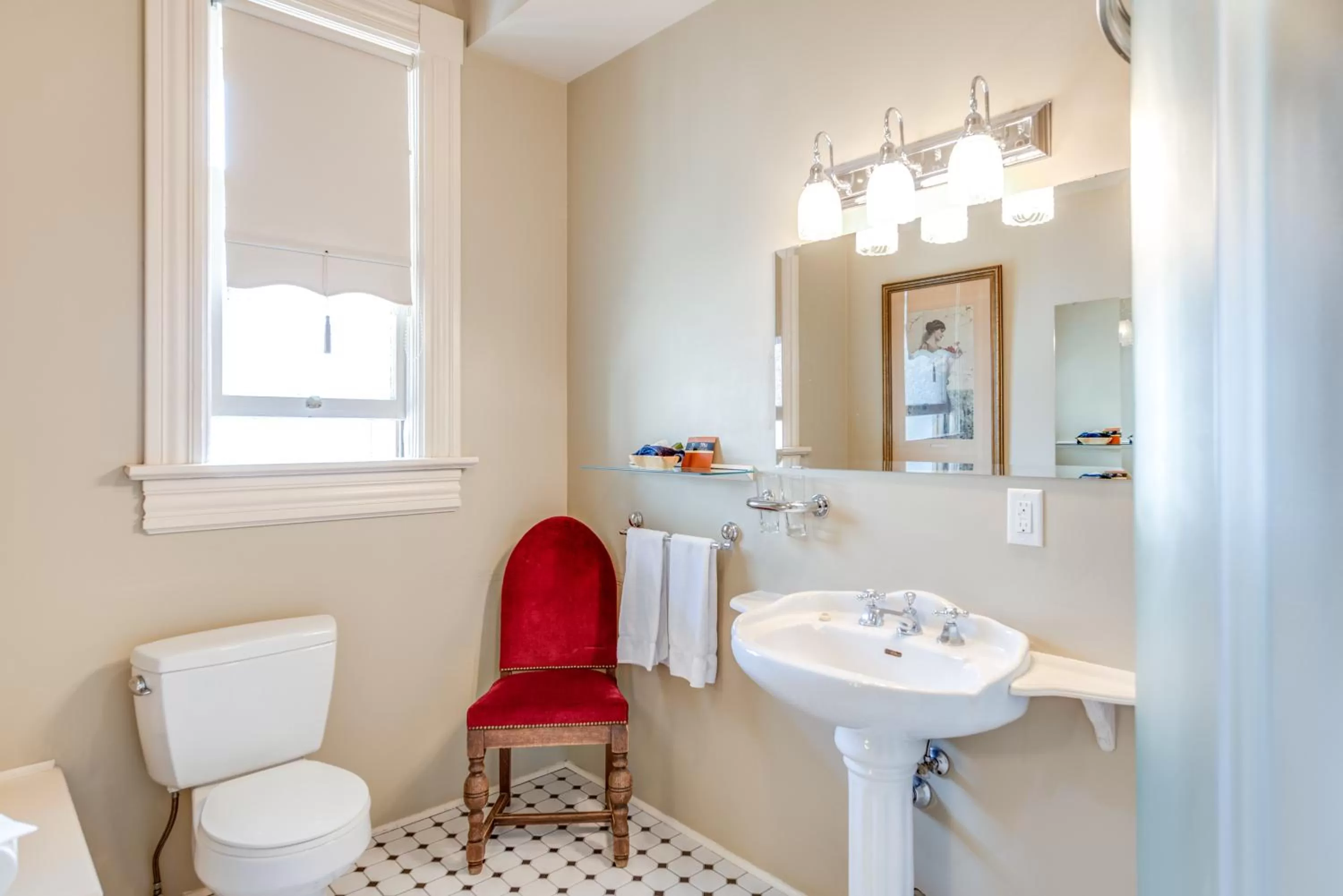 Toilet in O Canada House Bed & Breakfast