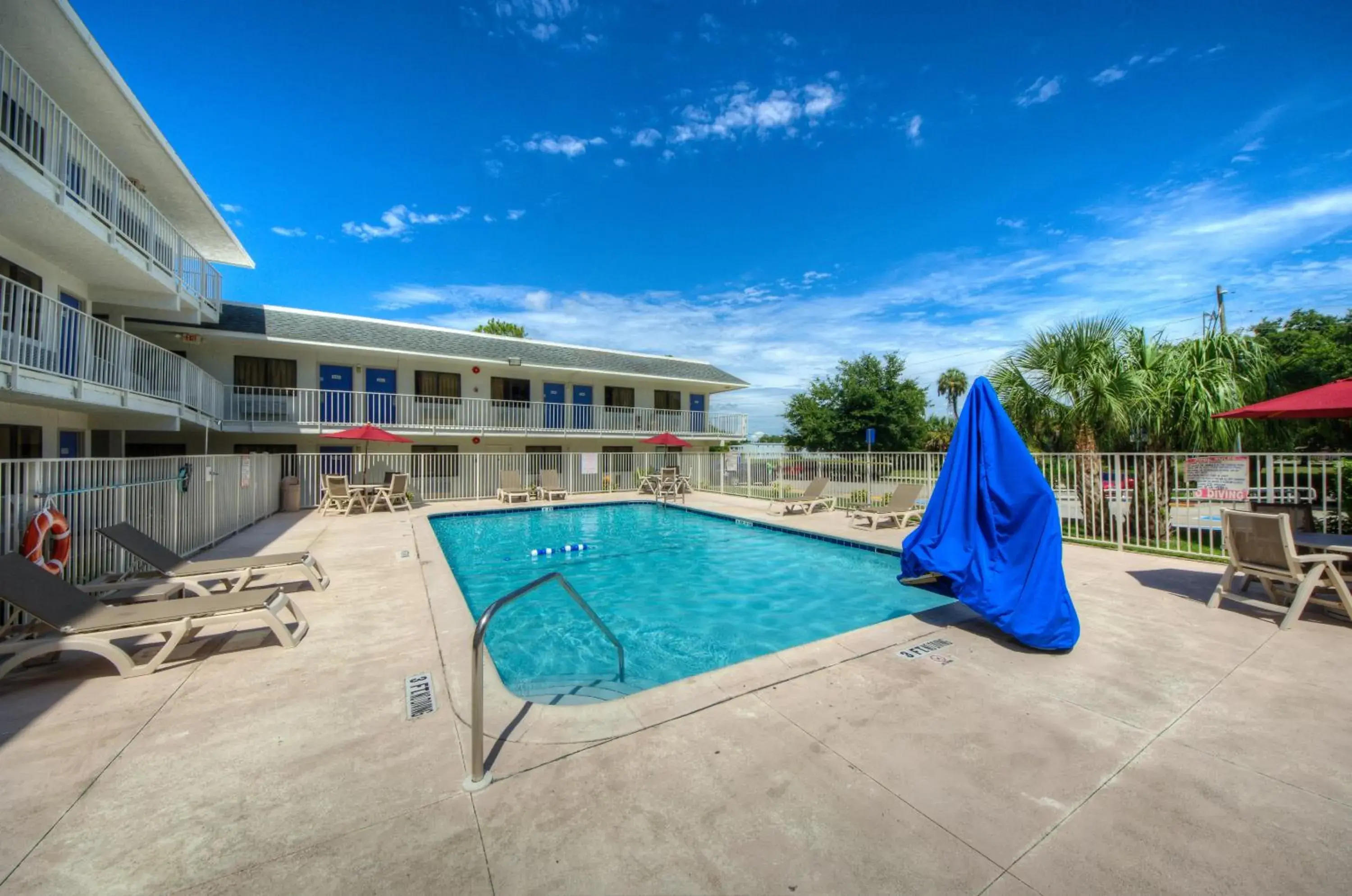 Facade/entrance, Swimming Pool in Motel 6-Bradenton, FL