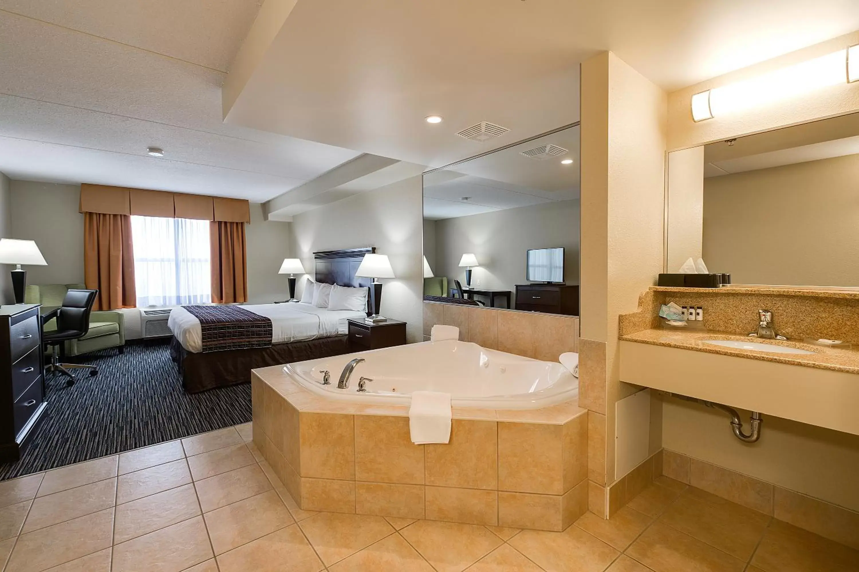Hot Tub, Bathroom in Country Inn & Suites by Radisson, Niagara Falls, ON