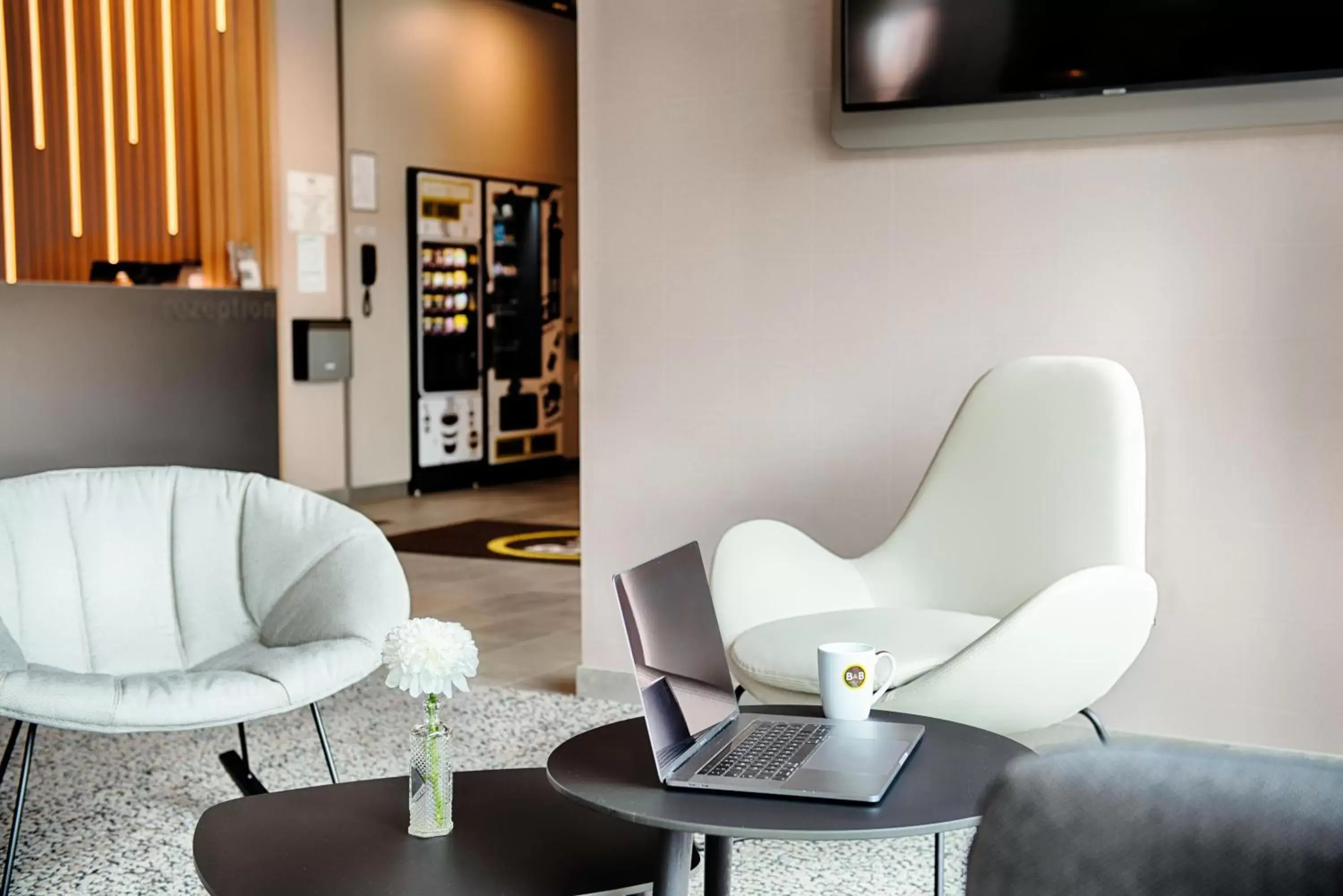 Lounge or bar, Seating Area in B&B Hotel Stuttgart-Neckarhafen