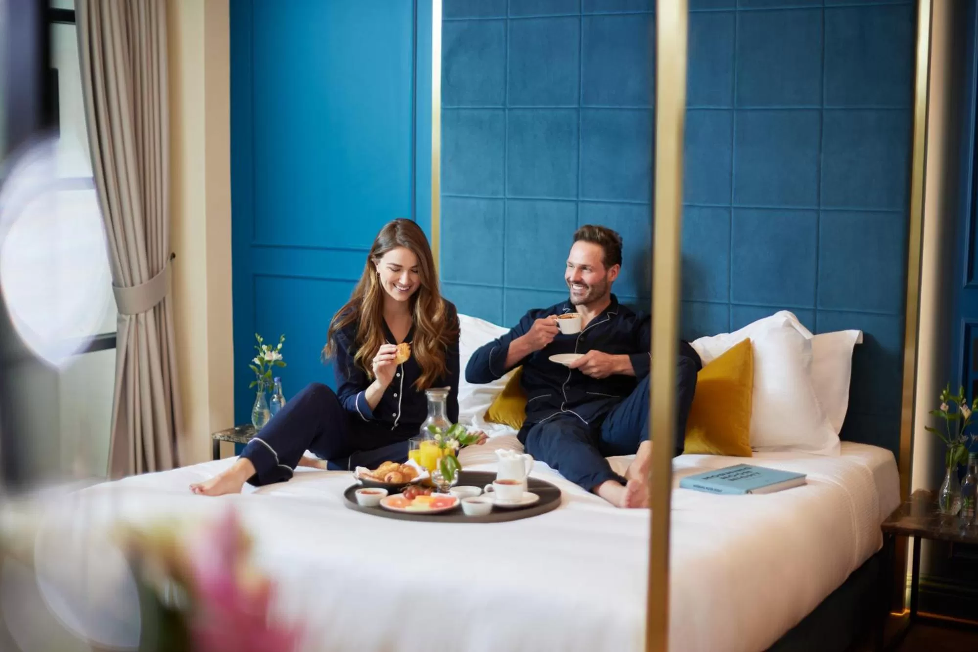 group of guests, Bed in SCHLOSS Roxburghe, part of Destination by Hyatt