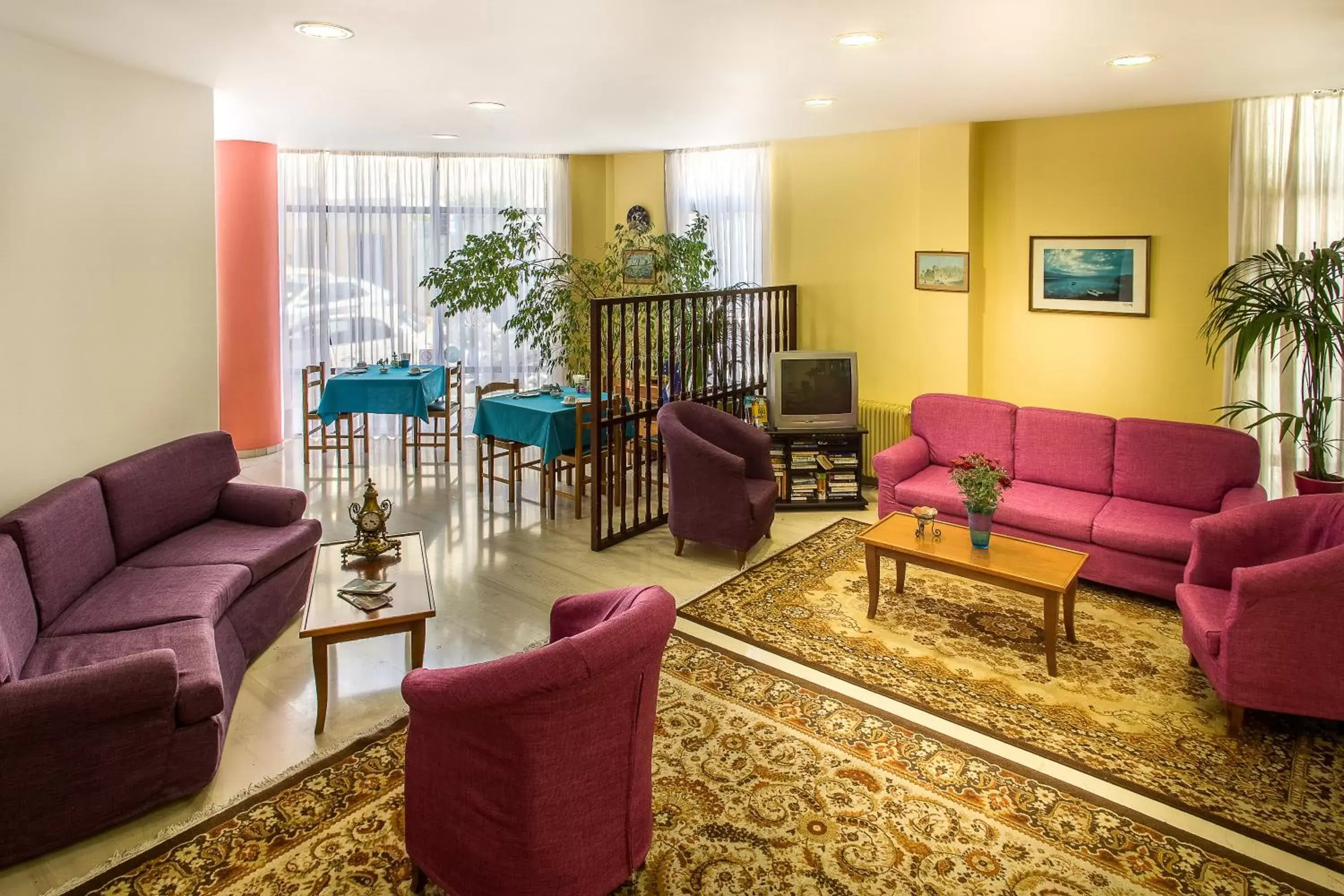 Communal lounge/ TV room, Seating Area in Nefeli Hotel