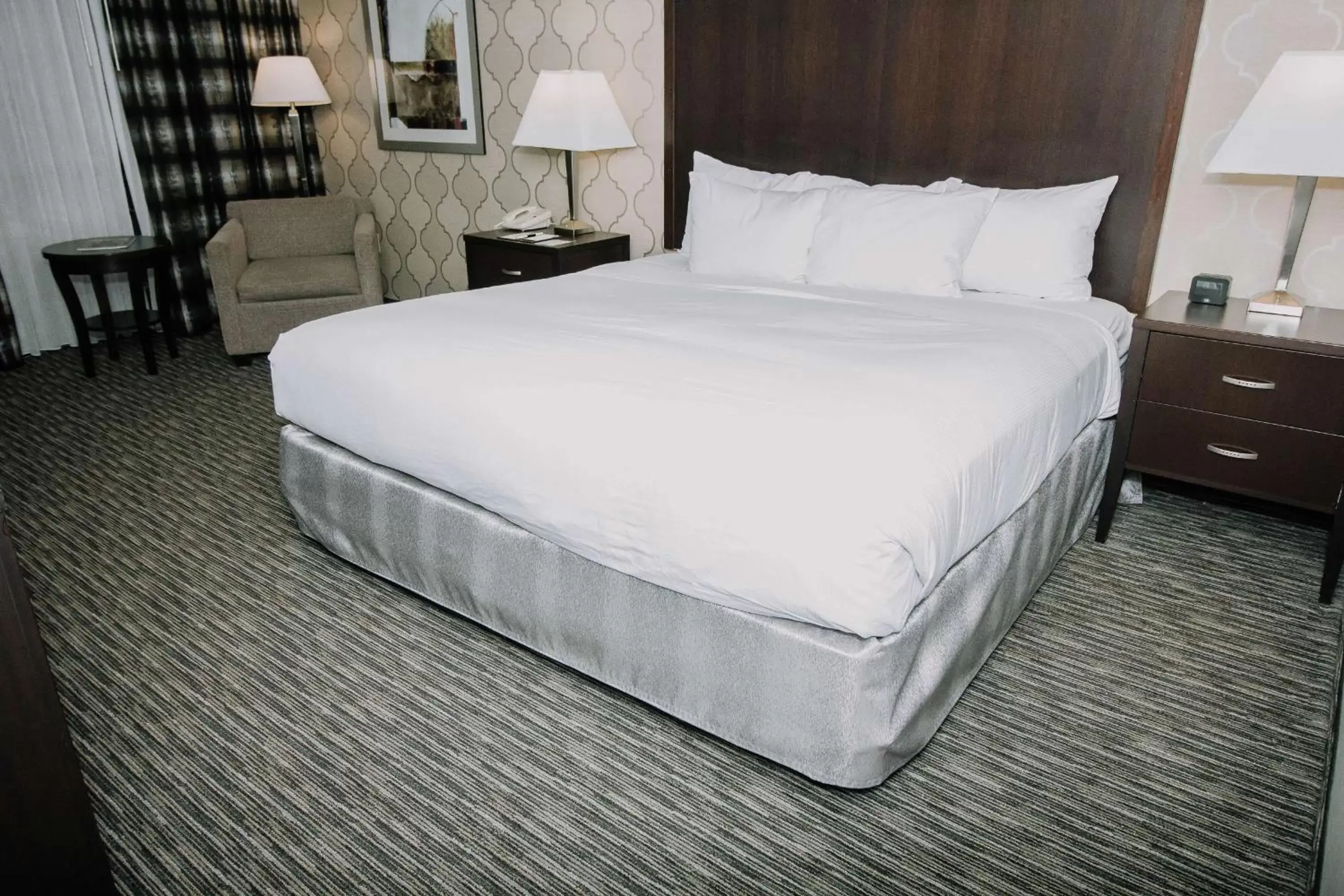 Bed in DoubleTree by Hilton Dearborn
