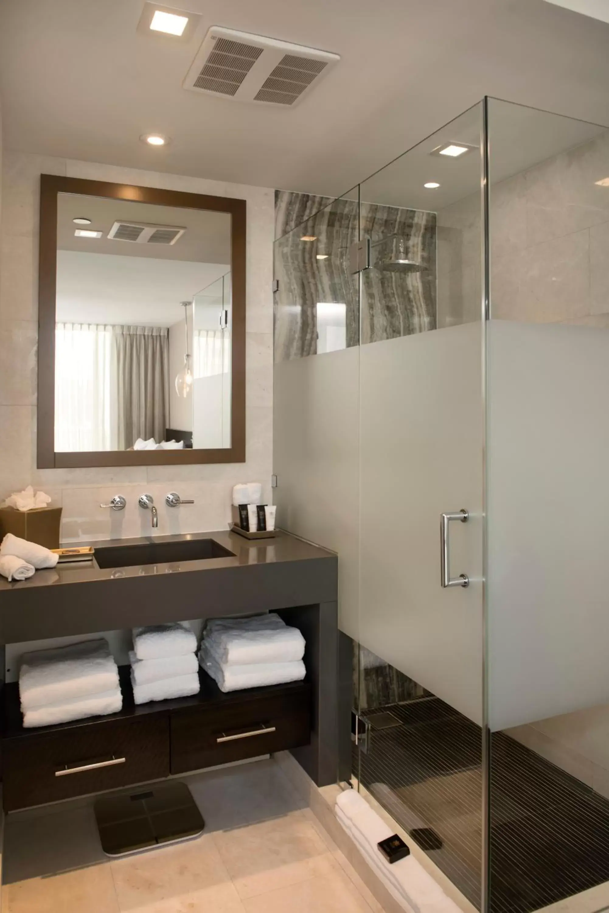 Shower, Bathroom in Berkeley Shore Hotel