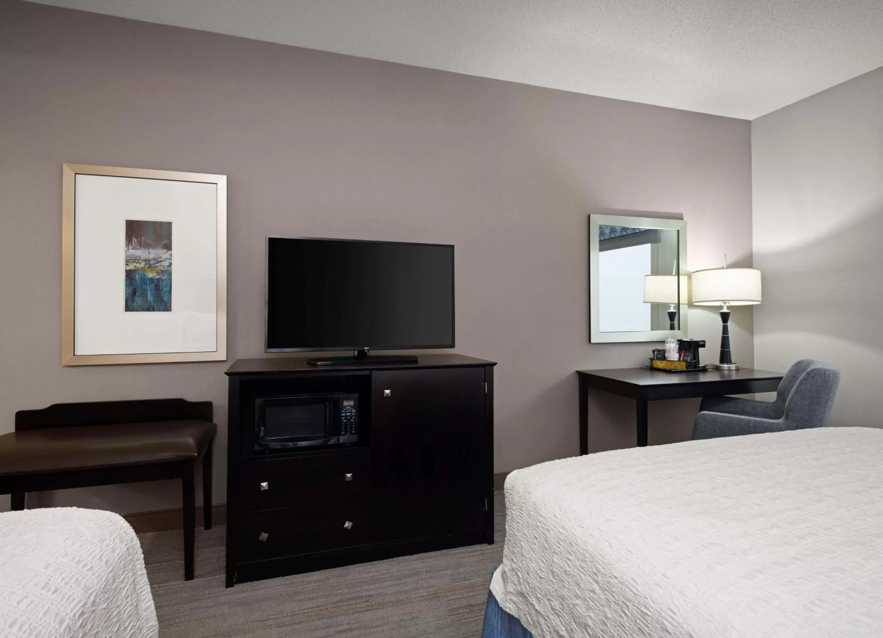 Bedroom, TV/Entertainment Center in Hampton Inn & Suites Arundel Mills/Baltimore