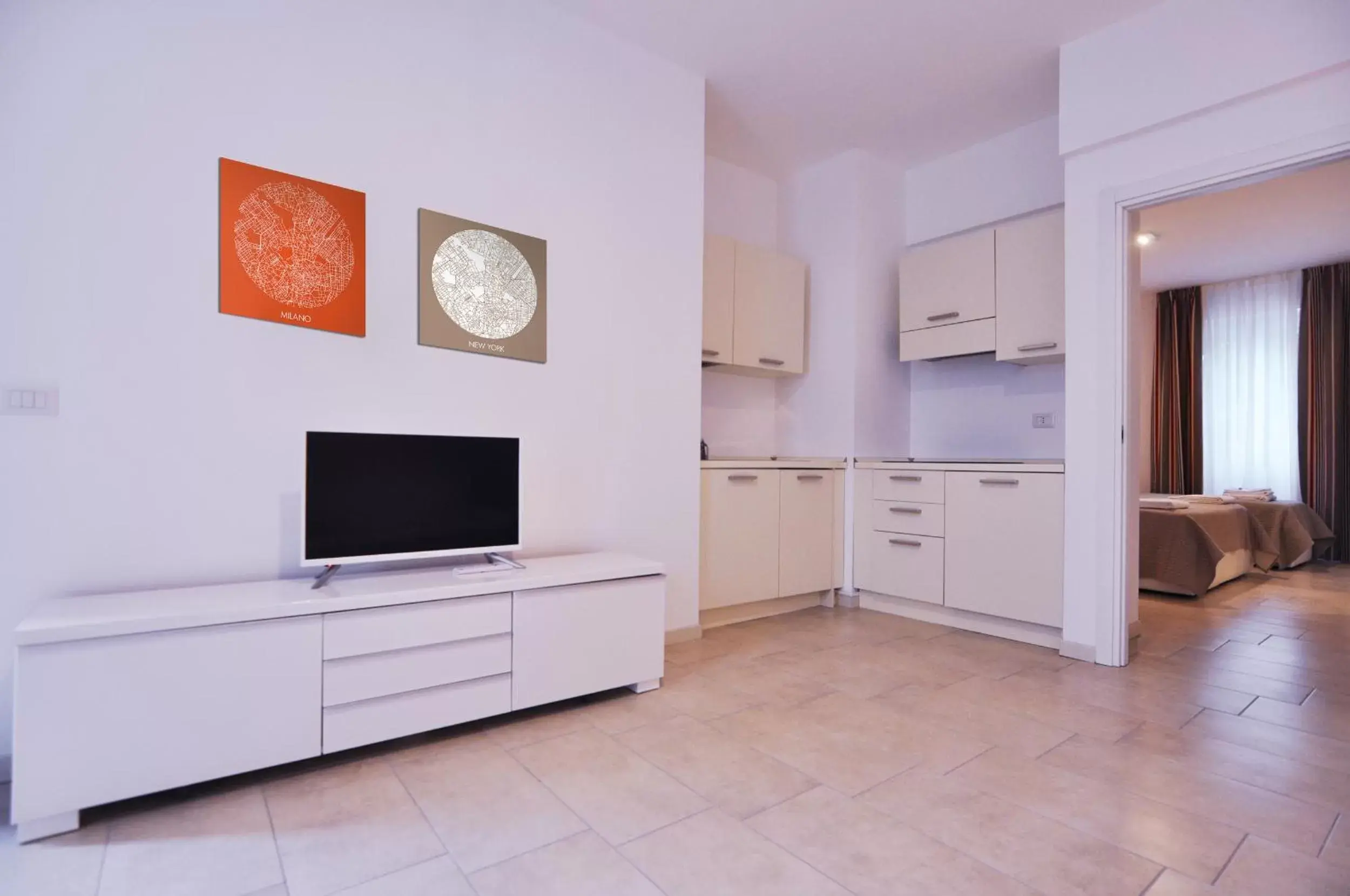 Kitchen or kitchenette, TV/Entertainment Center in BB Hotels Aparthotel Visconti