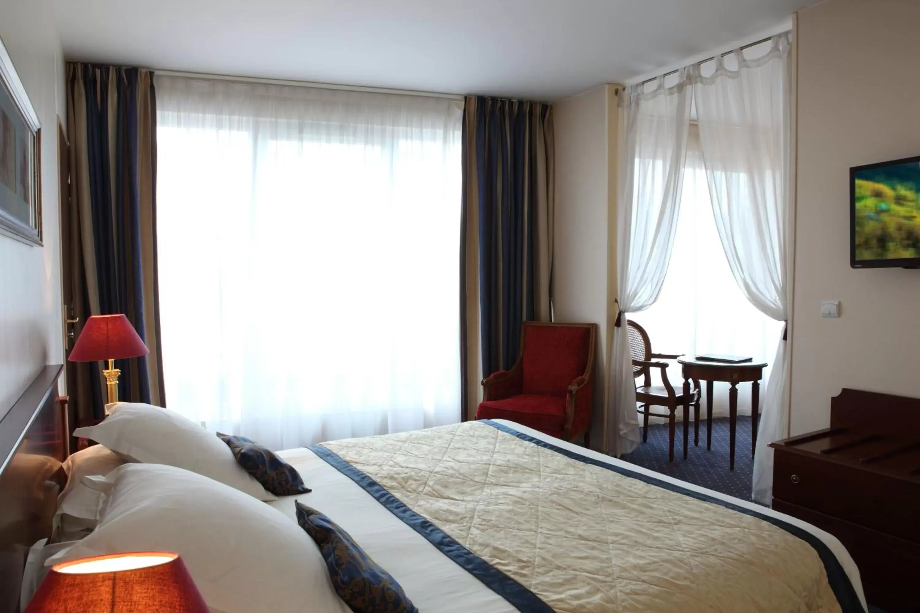 Bedroom, Bed in Amiral Hôtel