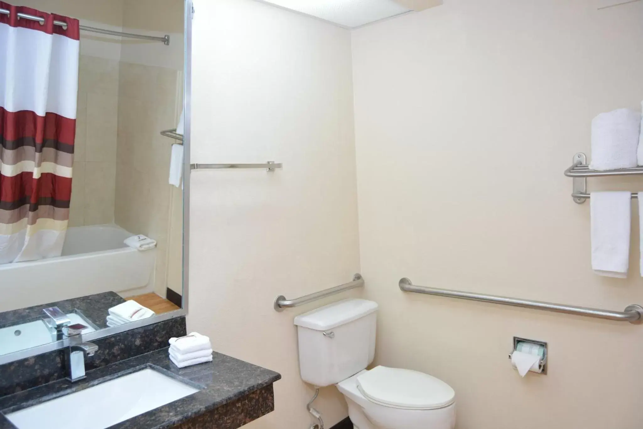 Bathroom in Red Roof Inn PLUS+ & Suites Chattanooga - Downtown