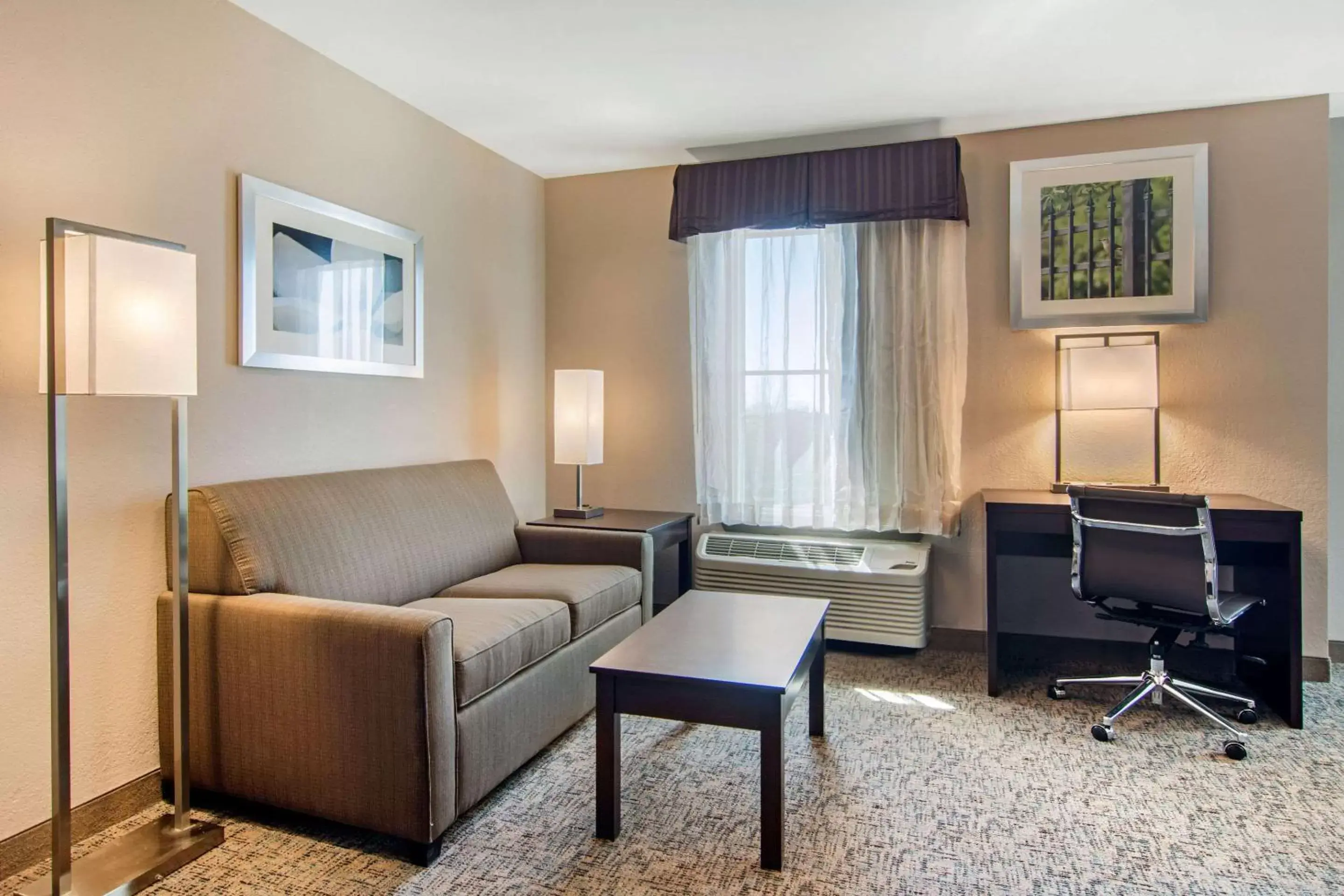 Photo of the whole room, Seating Area in Clarion Inn & Suites Atlanta Downtown