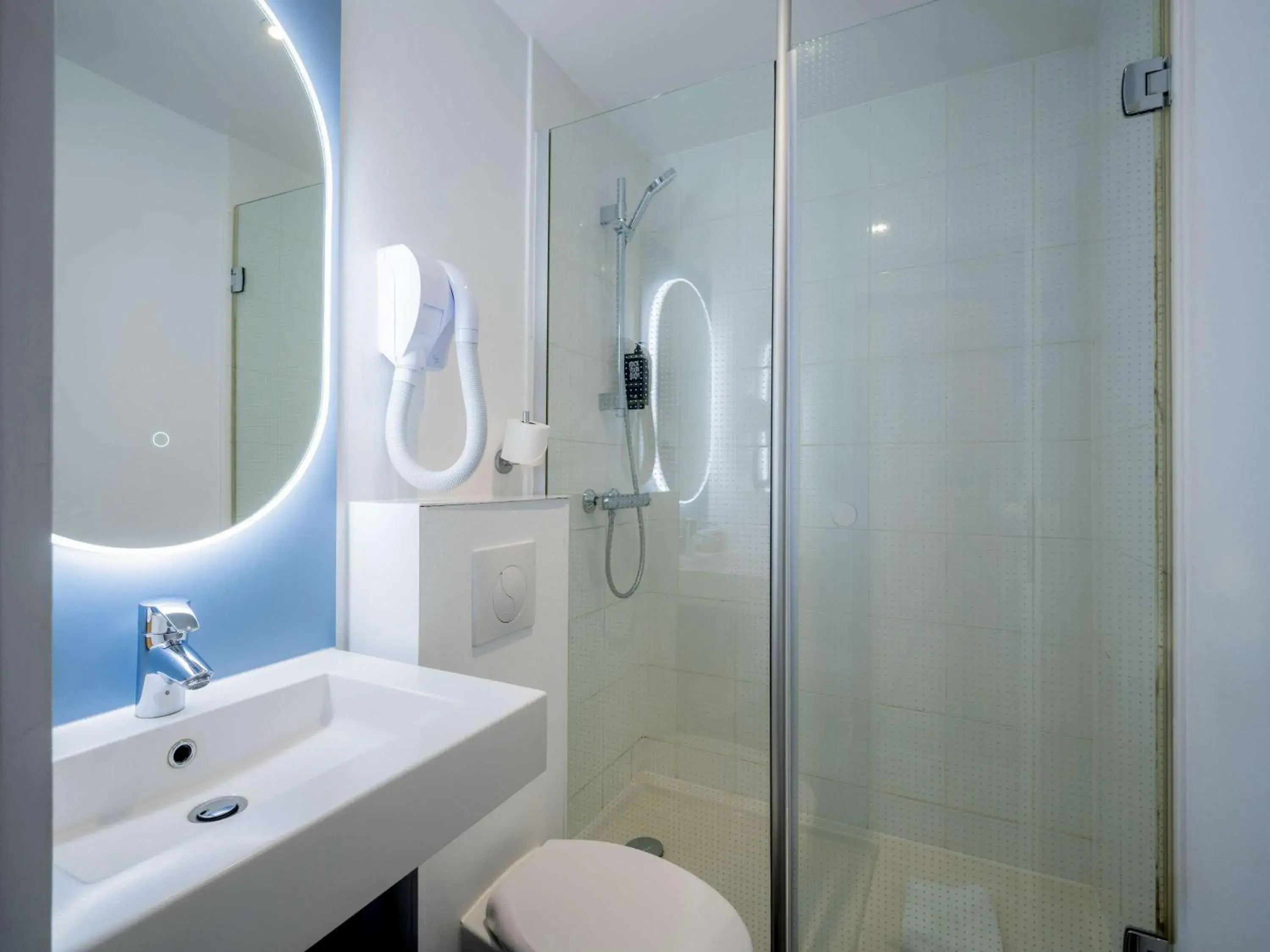 Bedroom, Bathroom in Hotel ibis Paris Pere Lachaise